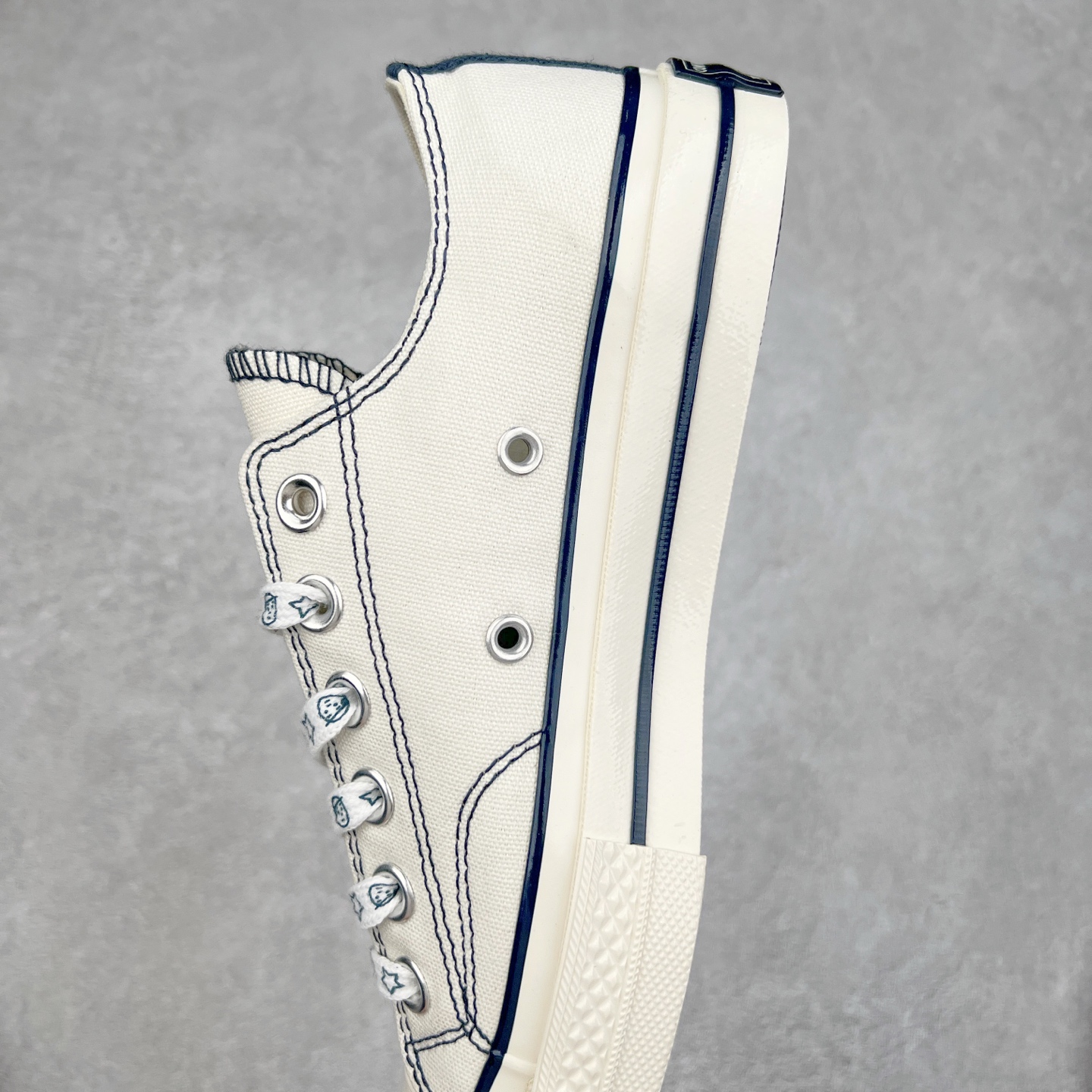 图片[7]-王源同款 CONVERSE x Noritake联名系列 将简约与潮流完美融合，经典的1970s鞋型，米白色鞋面搭配精致的线条勾勒，鞋身俏皮的小人头与星星图案，是独特的标识。双鞋带设计，为搭配提供更多可能，搭配同系列小人头图案中筒袜，整体造型时尚又自在，无论是日常出街还是潮流聚会，都能让你轻松成为焦点，开启专属的时尚模式。 尺码：36-44（36.5 37.5 39.5 41.5 42.5）-选品中心