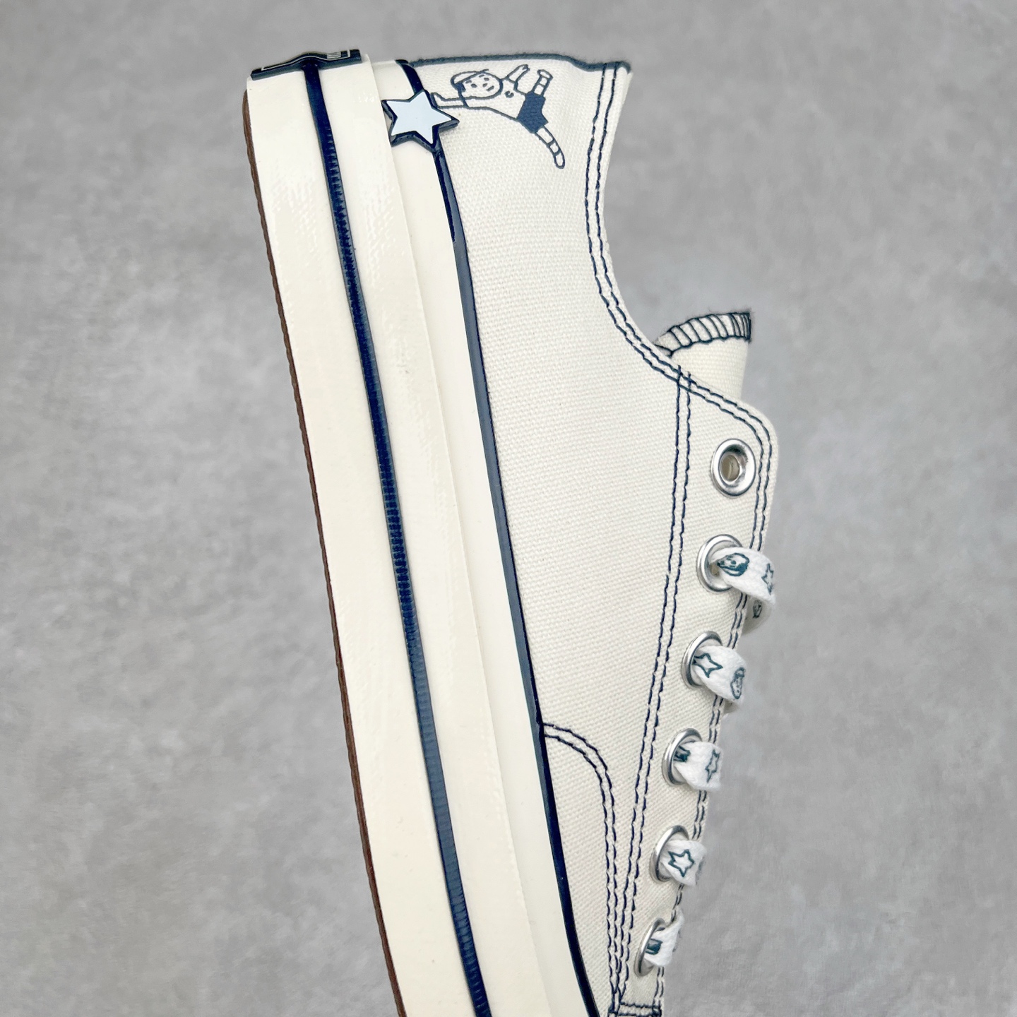 图片[6]-王源同款 CONVERSE x Noritake联名系列 将简约与潮流完美融合，经典的1970s鞋型，米白色鞋面搭配精致的线条勾勒，鞋身俏皮的小人头与星星图案，是独特的标识。双鞋带设计，为搭配提供更多可能，搭配同系列小人头图案中筒袜，整体造型时尚又自在，无论是日常出街还是潮流聚会，都能让你轻松成为焦点，开启专属的时尚模式。 尺码：36-44（36.5 37.5 39.5 41.5 42.5）-选品中心