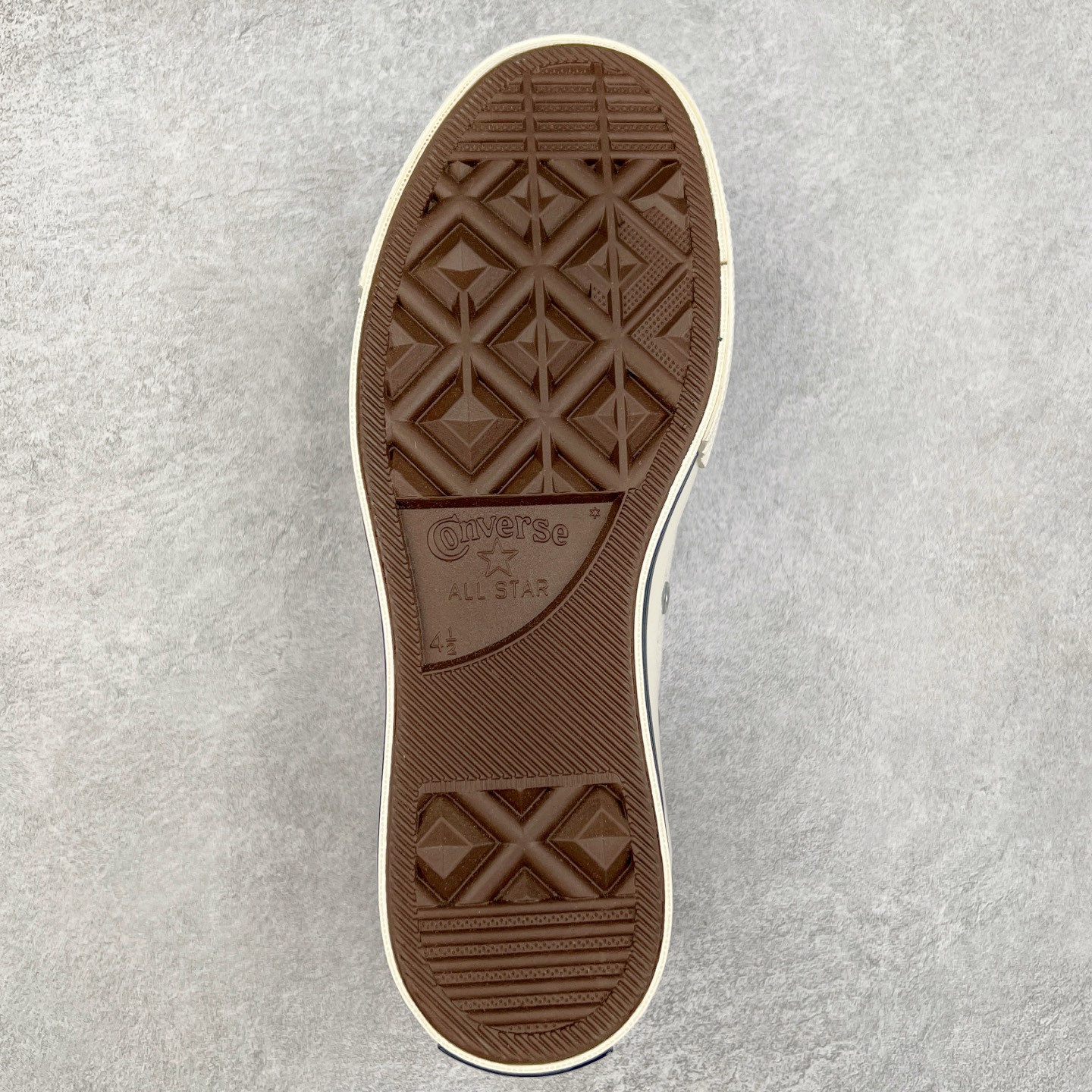 图片[9]-王源同款 CONVERSE x Noritake联名系列 将简约与潮流完美融合，经典的1970s鞋型，米白色鞋面搭配精致的线条勾勒，鞋身俏皮的小人头与星星图案，是独特的标识。双鞋带设计，为搭配提供更多可能，搭配同系列小人头图案中筒袜，整体造型时尚又自在，无论是日常出街还是潮流聚会，都能让你轻松成为焦点，开启专属的时尚模式。 尺码：36-44（36.5 37.5 39.5 41.5 42.5）-选品中心