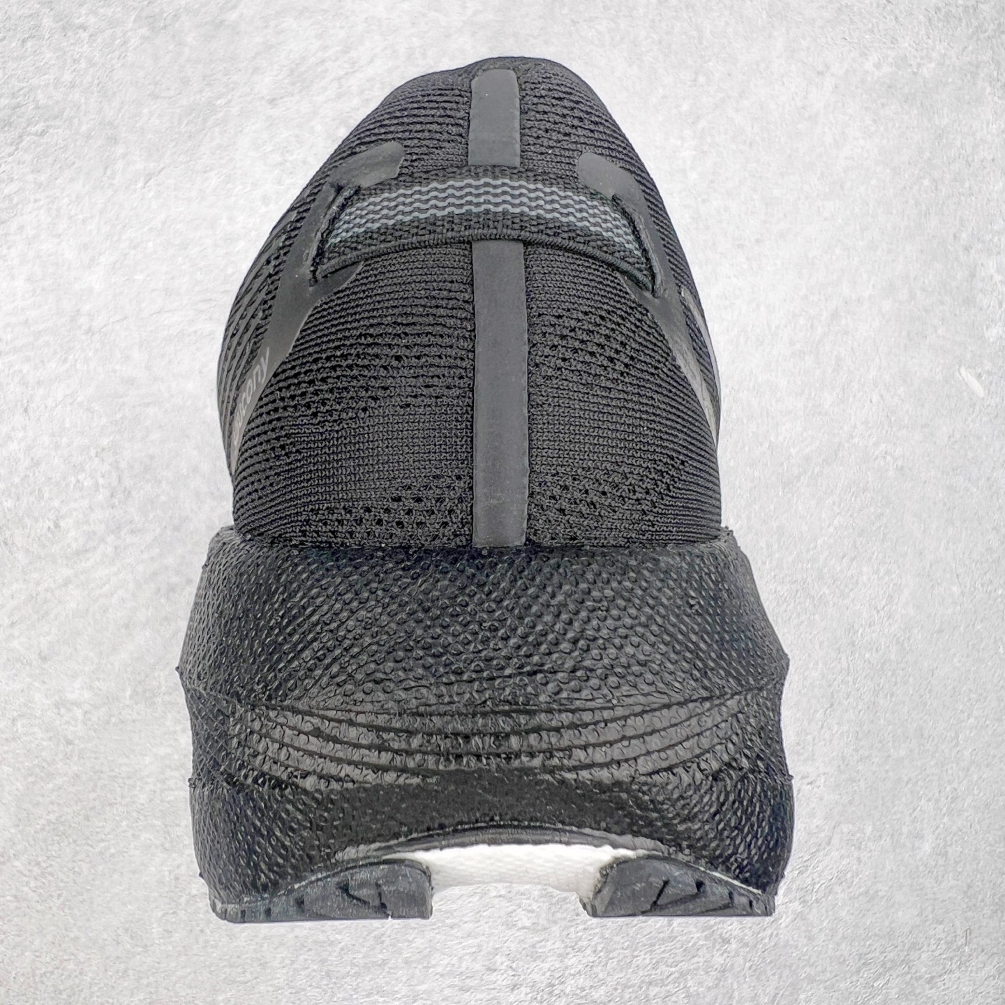 图片[8]-Saucony Triumph 20 索康尼胜利20代旗舰级缓震型跑鞋 性能相比前几代再升级：鞋面采用全新升级的工学网设计 贴合脚部更透气 中底部分使用最新的PWRRUN+材质 搭配PWRRUN+鞋垫使中底的大幅加厚 10mm坡差进一步提供缓震、回弹性能 内底则采用了FORMFIT动态适应系统 动态契合脚型 提升包裹性和舒适性 提供更卓越的动态回馈体验 XT-900橡胶大底 可提供良好的抓地力和较强抗磨性能 尺码：35.5 36 36.5 37.5 38 38.5 39 40 40.5 41 42 42.5 43 44 44.5 45-选品中心