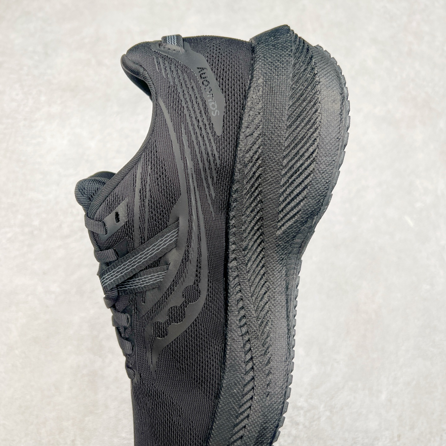 图片[7]-Saucony Triumph 20 索康尼胜利20代旗舰级缓震型跑鞋 性能相比前几代再升级：鞋面采用全新升级的工学网设计 贴合脚部更透气 中底部分使用最新的PWRRUN+材质 搭配PWRRUN+鞋垫使中底的大幅加厚 10mm坡差进一步提供缓震、回弹性能 内底则采用了FORMFIT动态适应系统 动态契合脚型 提升包裹性和舒适性 提供更卓越的动态回馈体验 XT-900橡胶大底 可提供良好的抓地力和较强抗磨性能 尺码：35.5 36 36.5 37.5 38 38.5 39 40 40.5 41 42 42.5 43 44 44.5 45-选品中心