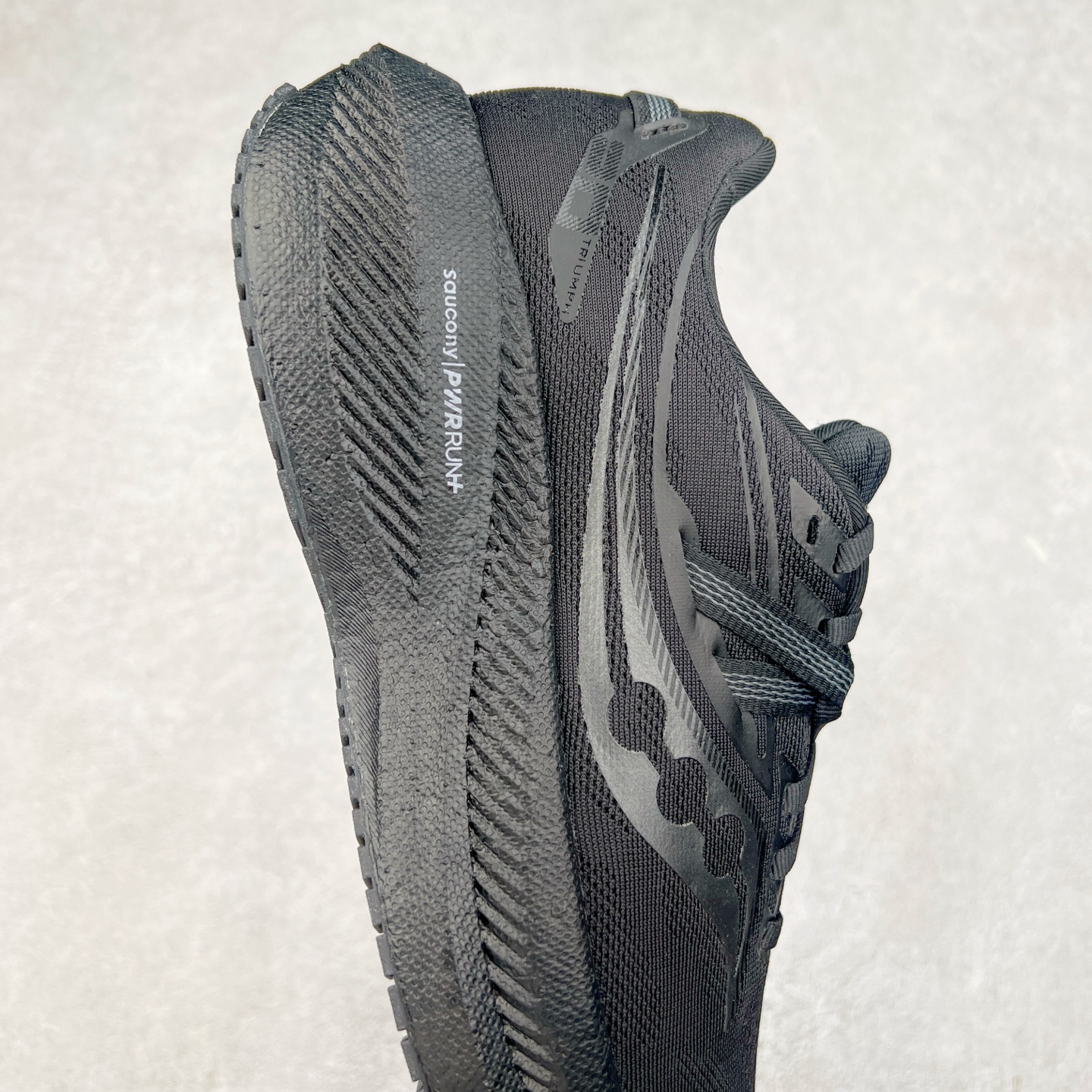 图片[6]-Saucony Triumph 20 索康尼胜利20代旗舰级缓震型跑鞋 性能相比前几代再升级：鞋面采用全新升级的工学网设计 贴合脚部更透气 中底部分使用最新的PWRRUN+材质 搭配PWRRUN+鞋垫使中底的大幅加厚 10mm坡差进一步提供缓震、回弹性能 内底则采用了FORMFIT动态适应系统 动态契合脚型 提升包裹性和舒适性 提供更卓越的动态回馈体验 XT-900橡胶大底 可提供良好的抓地力和较强抗磨性能 尺码：35.5 36 36.5 37.5 38 38.5 39 40 40.5 41 42 42.5 43 44 44.5 45-选品中心