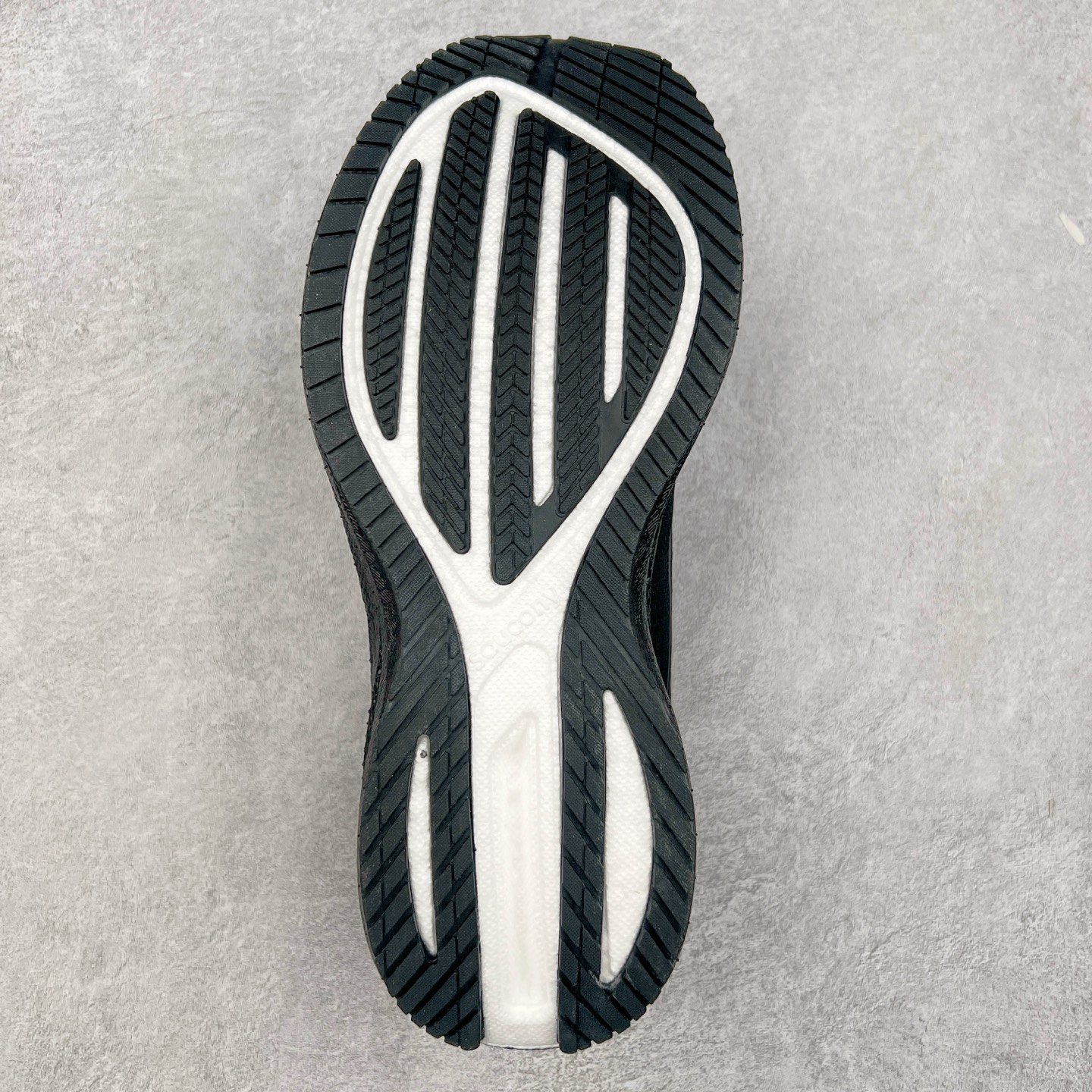 图片[9]-Saucony Triumph 20 索康尼胜利20代旗舰级缓震型跑鞋 性能相比前几代再升级：鞋面采用全新升级的工学网设计 贴合脚部更透气 中底部分使用最新的PWRRUN+材质 搭配PWRRUN+鞋垫使中底的大幅加厚 10mm坡差进一步提供缓震、回弹性能 内底则采用了FORMFIT动态适应系统 动态契合脚型 提升包裹性和舒适性 提供更卓越的动态回馈体验 XT-900橡胶大底 可提供良好的抓地力和较强抗磨性能 尺码：35.5 36 36.5 37.5 38 38.5 39 40 40.5 41 42 42.5 43 44 44.5 45-选品中心