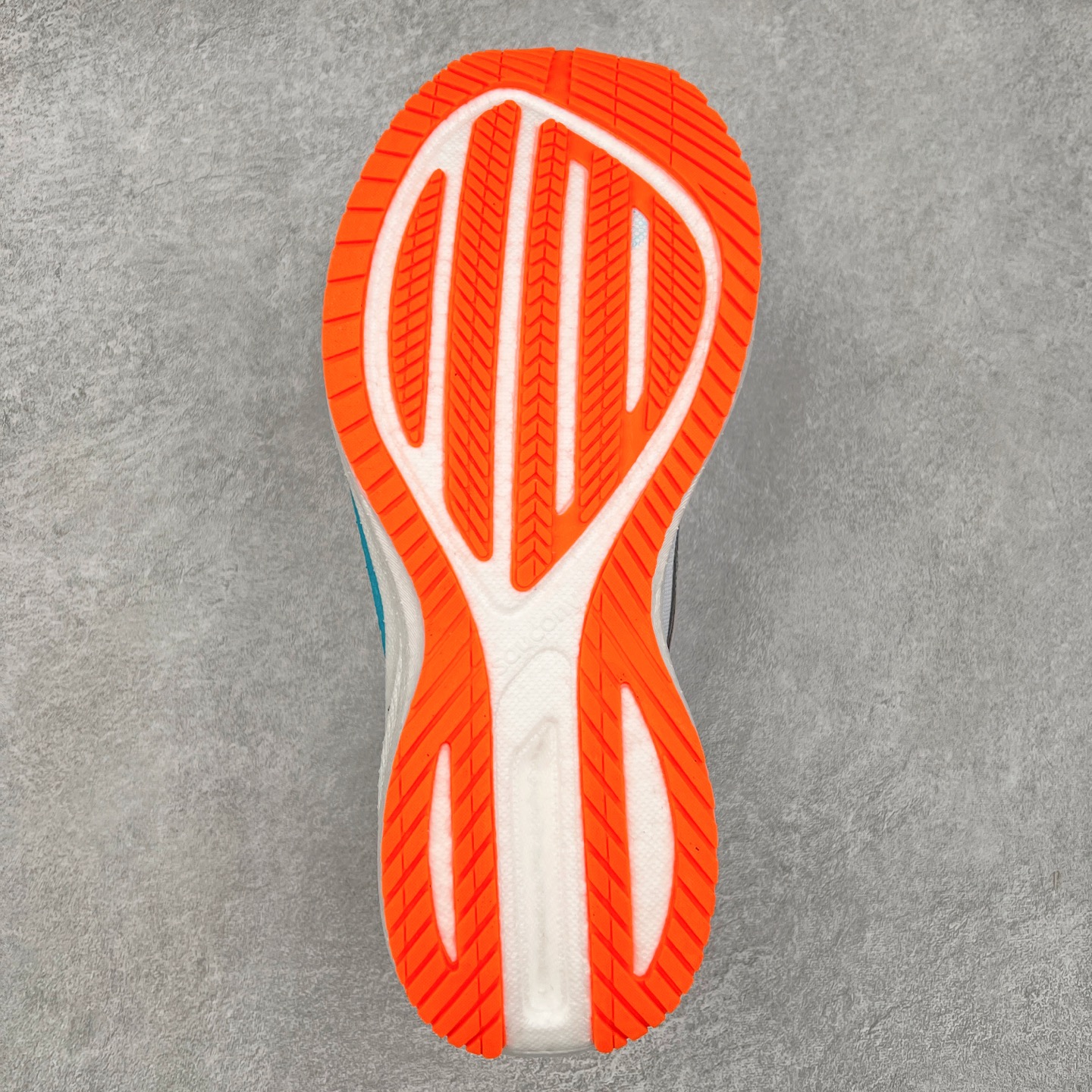 图片[9]-Saucony Triumph 20 索康尼胜利20代旗舰级缓震型跑鞋 性能相比前几代再升级：鞋面采用全新升级的工学网设计 贴合脚部更透气 中底部分使用最新的PWRRUN+材质 搭配PWRRUN+鞋垫使中底的大幅加厚 10mm坡差进一步提供缓震、回弹性能 内底则采用了FORMFIT动态适应系统 动态契合脚型 提升包裹性和舒适性 提供更卓越的动态回馈体验 XT-900橡胶大底 可提供良好的抓地力和较强抗磨性能 尺码：35.5 36 36.5 37.5 38 38.5 39 40 40.5 41 42 42.5 43 44 44.5 45-选品中心