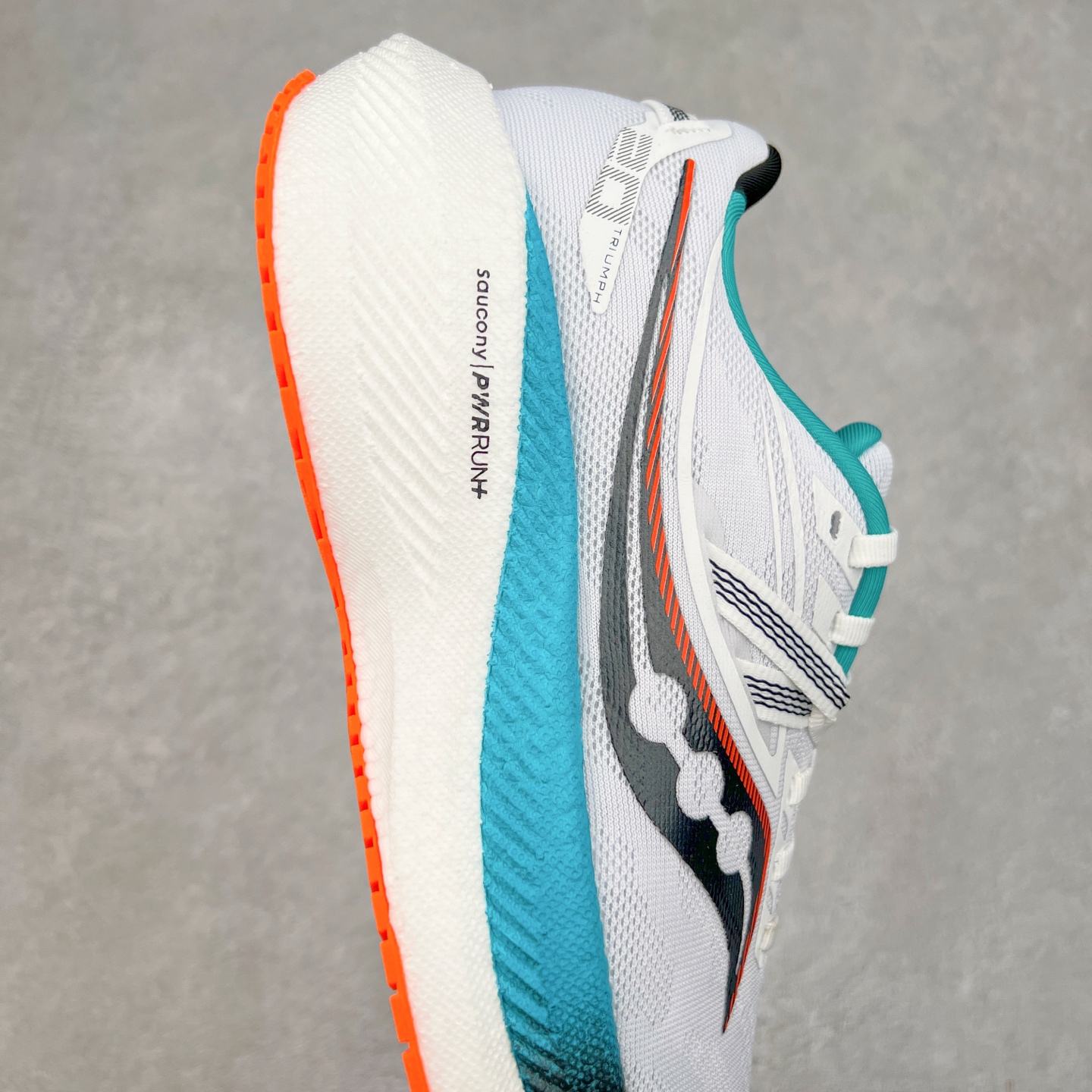 图片[6]-Saucony Triumph 20 索康尼胜利20代旗舰级缓震型跑鞋 性能相比前几代再升级：鞋面采用全新升级的工学网设计 贴合脚部更透气 中底部分使用最新的PWRRUN+材质 搭配PWRRUN+鞋垫使中底的大幅加厚 10mm坡差进一步提供缓震、回弹性能 内底则采用了FORMFIT动态适应系统 动态契合脚型 提升包裹性和舒适性 提供更卓越的动态回馈体验 XT-900橡胶大底 可提供良好的抓地力和较强抗磨性能 尺码：35.5 36 36.5 37.5 38 38.5 39 40 40.5 41 42 42.5 43 44 44.5 45-选品中心