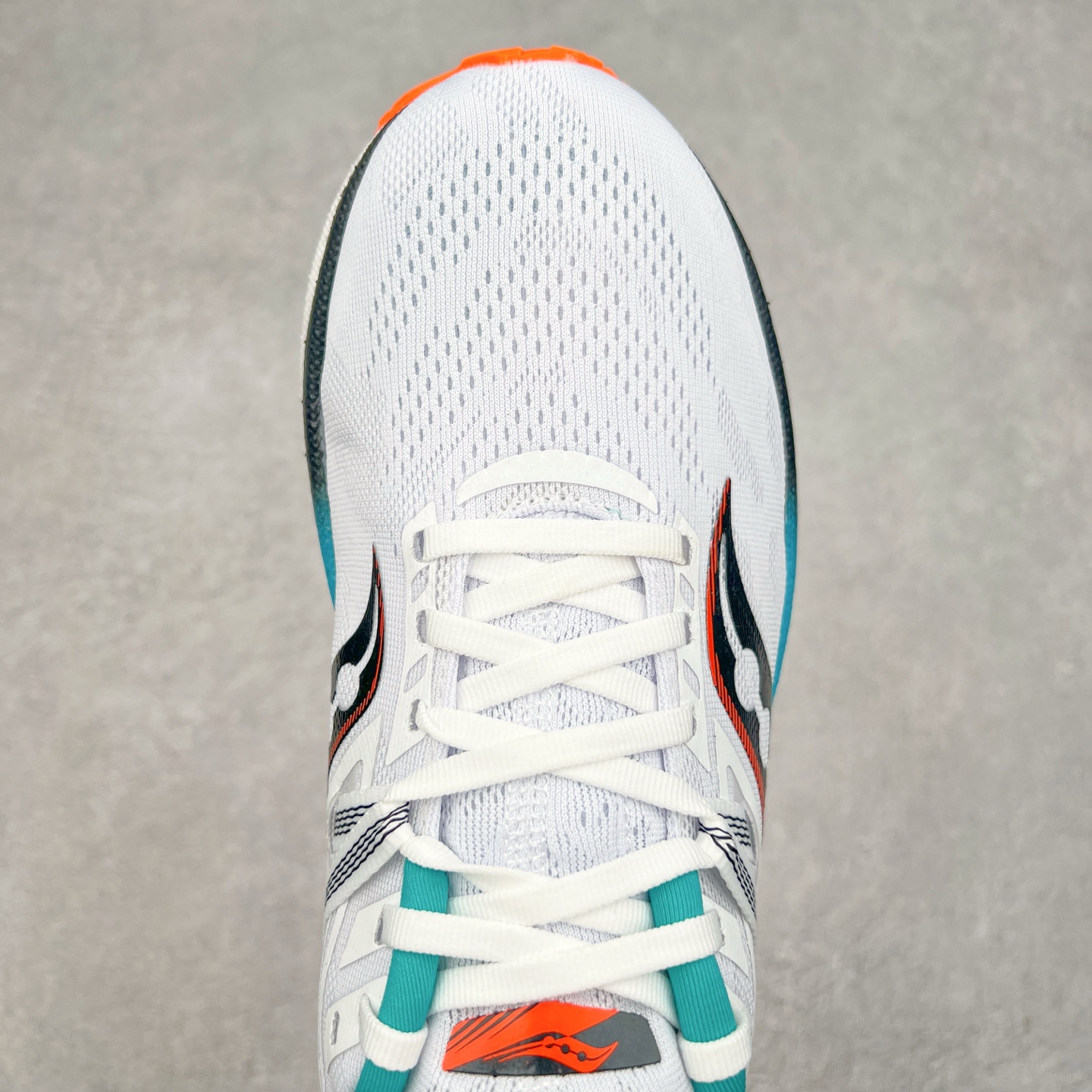 图片[4]-Saucony Triumph 20 索康尼胜利20代旗舰级缓震型跑鞋 性能相比前几代再升级：鞋面采用全新升级的工学网设计 贴合脚部更透气 中底部分使用最新的PWRRUN+材质 搭配PWRRUN+鞋垫使中底的大幅加厚 10mm坡差进一步提供缓震、回弹性能 内底则采用了FORMFIT动态适应系统 动态契合脚型 提升包裹性和舒适性 提供更卓越的动态回馈体验 XT-900橡胶大底 可提供良好的抓地力和较强抗磨性能 尺码：35.5 36 36.5 37.5 38 38.5 39 40 40.5 41 42 42.5 43 44 44.5 45-选品中心