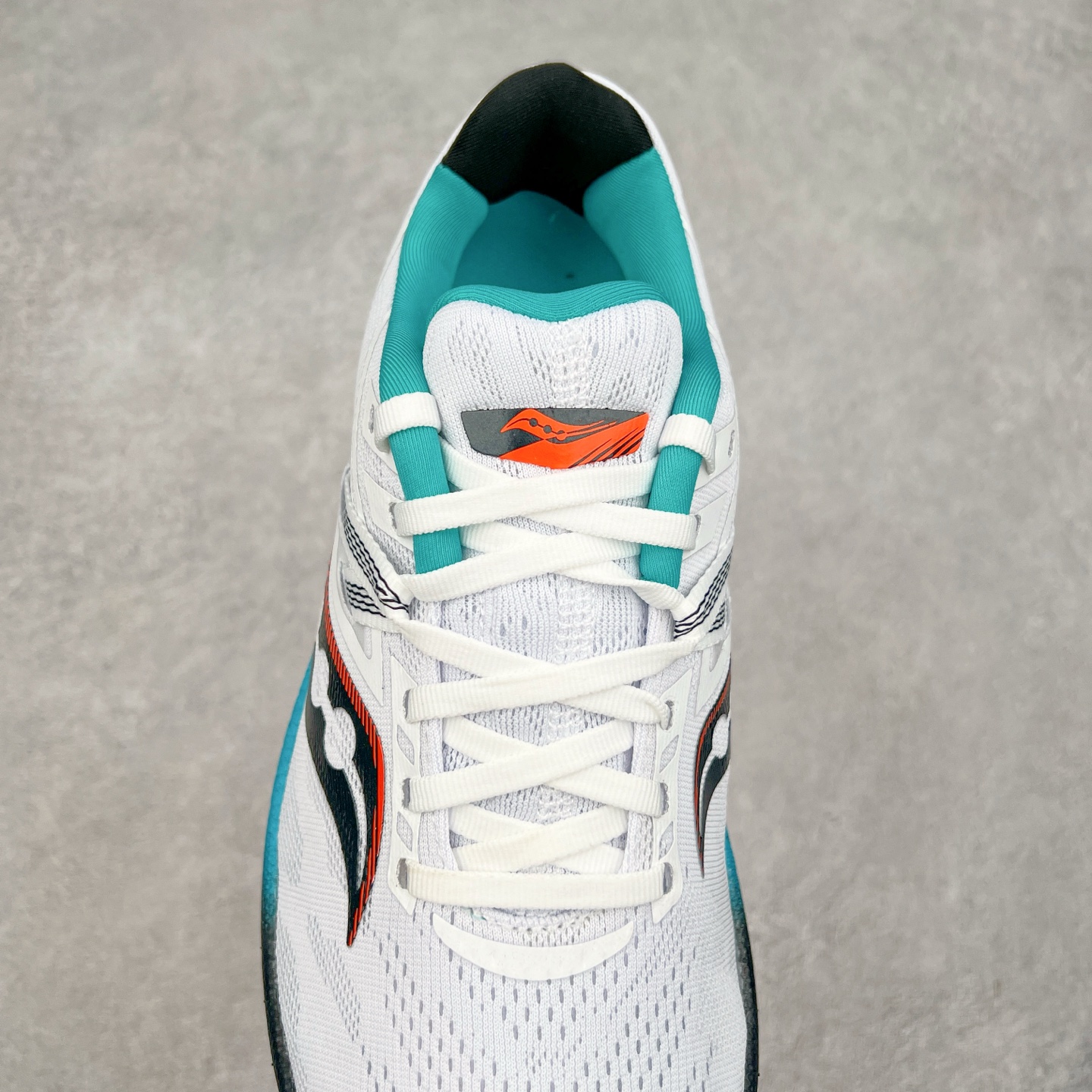 图片[5]-Saucony Triumph 20 索康尼胜利20代旗舰级缓震型跑鞋 性能相比前几代再升级：鞋面采用全新升级的工学网设计 贴合脚部更透气 中底部分使用最新的PWRRUN+材质 搭配PWRRUN+鞋垫使中底的大幅加厚 10mm坡差进一步提供缓震、回弹性能 内底则采用了FORMFIT动态适应系统 动态契合脚型 提升包裹性和舒适性 提供更卓越的动态回馈体验 XT-900橡胶大底 可提供良好的抓地力和较强抗磨性能 尺码：35.5 36 36.5 37.5 38 38.5 39 40 40.5 41 42 42.5 43 44 44.5 45-选品中心