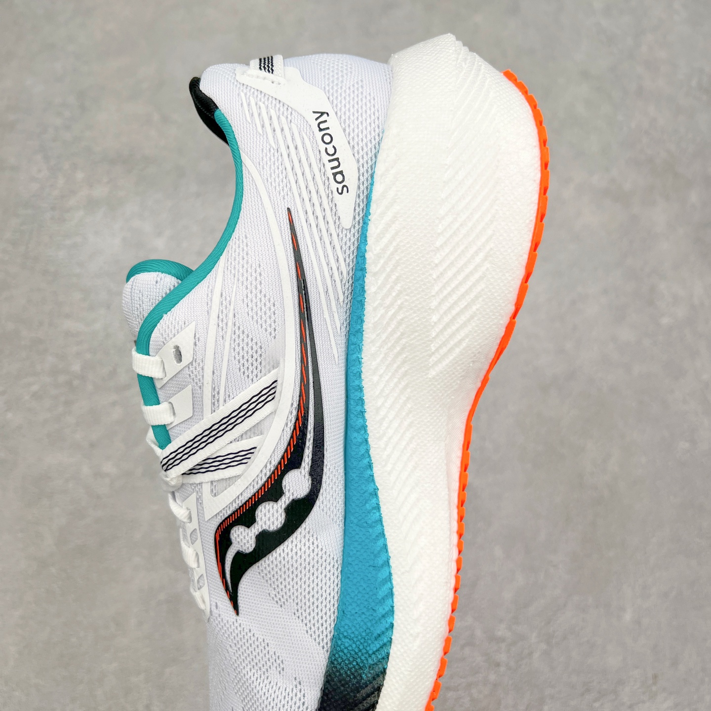 图片[7]-Saucony Triumph 20 索康尼胜利20代旗舰级缓震型跑鞋 性能相比前几代再升级：鞋面采用全新升级的工学网设计 贴合脚部更透气 中底部分使用最新的PWRRUN+材质 搭配PWRRUN+鞋垫使中底的大幅加厚 10mm坡差进一步提供缓震、回弹性能 内底则采用了FORMFIT动态适应系统 动态契合脚型 提升包裹性和舒适性 提供更卓越的动态回馈体验 XT-900橡胶大底 可提供良好的抓地力和较强抗磨性能 尺码：35.5 36 36.5 37.5 38 38.5 39 40 40.5 41 42 42.5 43 44 44.5 45-选品中心