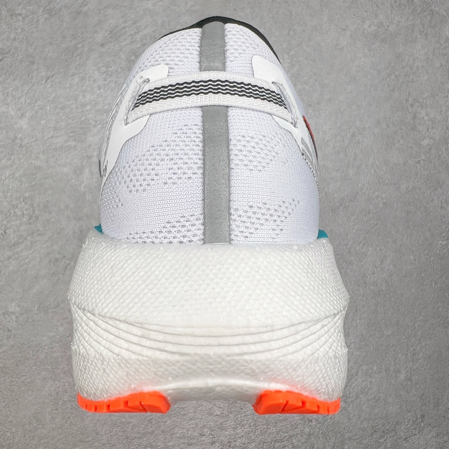 图片[8]-Saucony Triumph 20 索康尼胜利20代旗舰级缓震型跑鞋 性能相比前几代再升级：鞋面采用全新升级的工学网设计 贴合脚部更透气 中底部分使用最新的PWRRUN+材质 搭配PWRRUN+鞋垫使中底的大幅加厚 10mm坡差进一步提供缓震、回弹性能 内底则采用了FORMFIT动态适应系统 动态契合脚型 提升包裹性和舒适性 提供更卓越的动态回馈体验 XT-900橡胶大底 可提供良好的抓地力和较强抗磨性能 尺码：35.5 36 36.5 37.5 38 38.5 39 40 40.5 41 42 42.5 43 44 44.5 45-选品中心