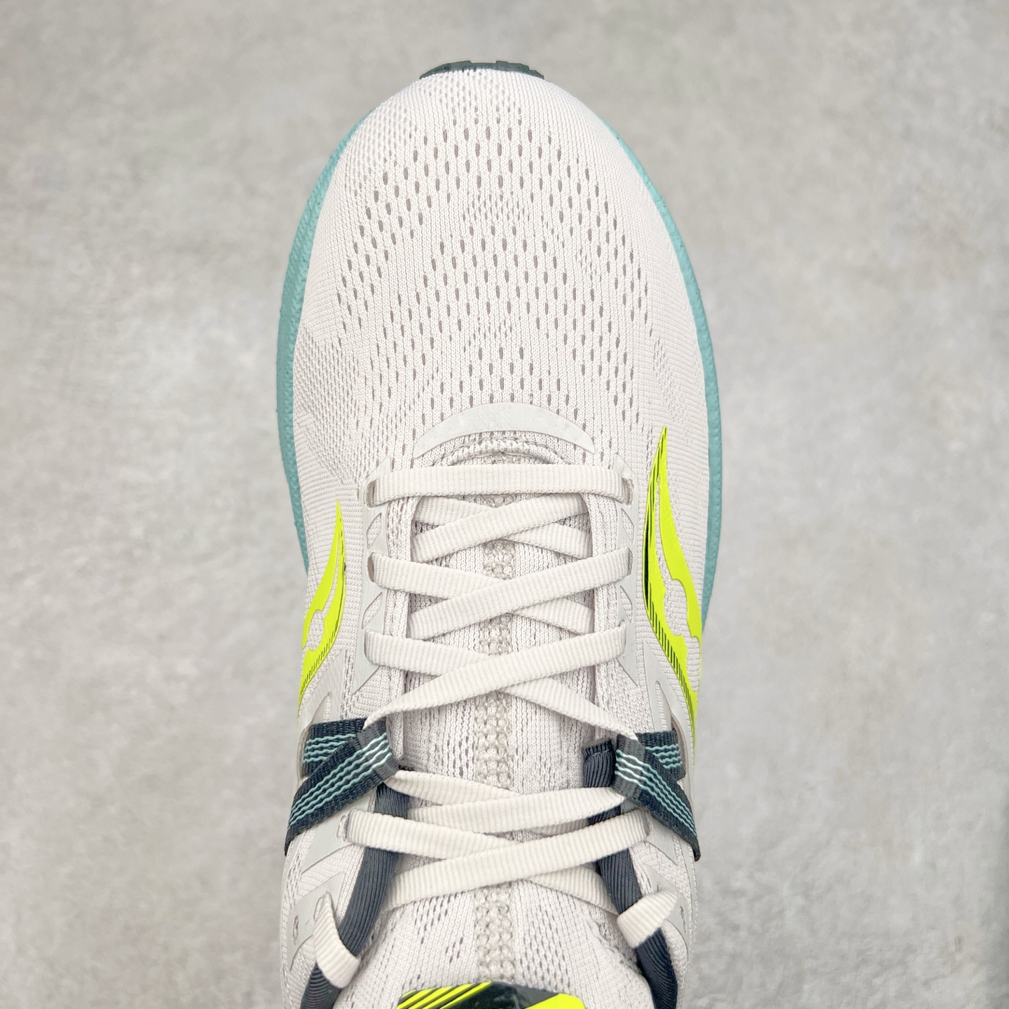 图片[4]-Saucony Triumph 20 索康尼胜利20代旗舰级缓震型跑鞋 性能相比前几代再升级：鞋面采用全新升级的工学网设计 贴合脚部更透气 中底部分使用最新的PWRRUN+材质 搭配PWRRUN+鞋垫使中底的大幅加厚 10mm坡差进一步提供缓震、回弹性能 内底则采用了FORMFIT动态适应系统 动态契合脚型 提升包裹性和舒适性 提供更卓越的动态回馈体验 XT-900橡胶大底 可提供良好的抓地力和较强抗磨性能 尺码：35.5 36 36.5 37.5 38 38.5 39 40 40.5 41 42 42.5 43 44 44.5 45-选品中心