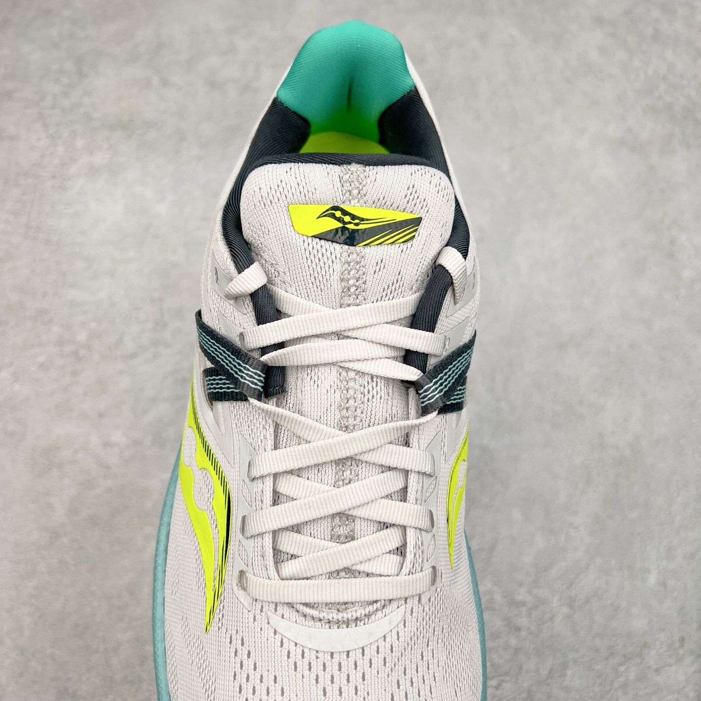 图片[5]-Saucony Triumph 20 索康尼胜利20代旗舰级缓震型跑鞋 性能相比前几代再升级：鞋面采用全新升级的工学网设计 贴合脚部更透气 中底部分使用最新的PWRRUN+材质 搭配PWRRUN+鞋垫使中底的大幅加厚 10mm坡差进一步提供缓震、回弹性能 内底则采用了FORMFIT动态适应系统 动态契合脚型 提升包裹性和舒适性 提供更卓越的动态回馈体验 XT-900橡胶大底 可提供良好的抓地力和较强抗磨性能 尺码：35.5 36 36.5 37.5 38 38.5 39 40 40.5 41 42 42.5 43 44 44.5 45-选品中心