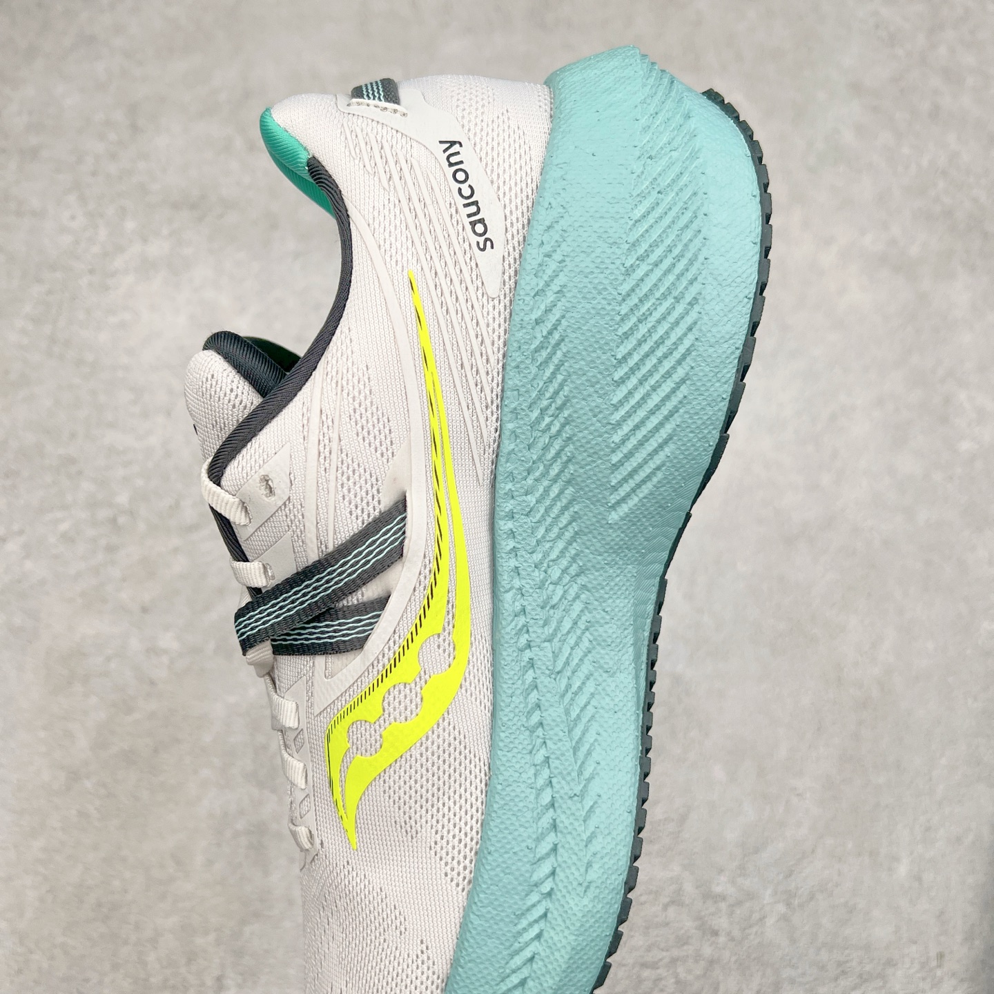 图片[7]-Saucony Triumph 20 索康尼胜利20代旗舰级缓震型跑鞋 性能相比前几代再升级：鞋面采用全新升级的工学网设计 贴合脚部更透气 中底部分使用最新的PWRRUN+材质 搭配PWRRUN+鞋垫使中底的大幅加厚 10mm坡差进一步提供缓震、回弹性能 内底则采用了FORMFIT动态适应系统 动态契合脚型 提升包裹性和舒适性 提供更卓越的动态回馈体验 XT-900橡胶大底 可提供良好的抓地力和较强抗磨性能 尺码：35.5 36 36.5 37.5 38 38.5 39 40 40.5 41 42 42.5 43 44 44.5 45-选品中心