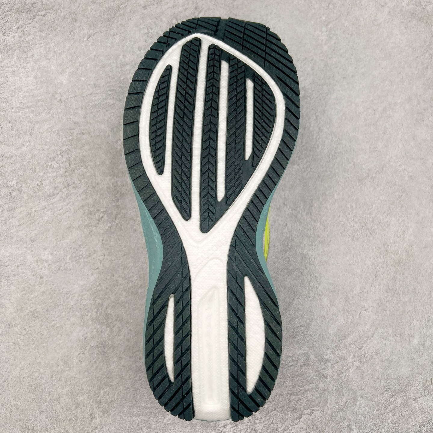 图片[9]-Saucony Triumph 20 索康尼胜利20代旗舰级缓震型跑鞋 性能相比前几代再升级：鞋面采用全新升级的工学网设计 贴合脚部更透气 中底部分使用最新的PWRRUN+材质 搭配PWRRUN+鞋垫使中底的大幅加厚 10mm坡差进一步提供缓震、回弹性能 内底则采用了FORMFIT动态适应系统 动态契合脚型 提升包裹性和舒适性 提供更卓越的动态回馈体验 XT-900橡胶大底 可提供良好的抓地力和较强抗磨性能 尺码：35.5 36 36.5 37.5 38 38.5 39 40 40.5 41 42 42.5 43 44 44.5 45-选品中心