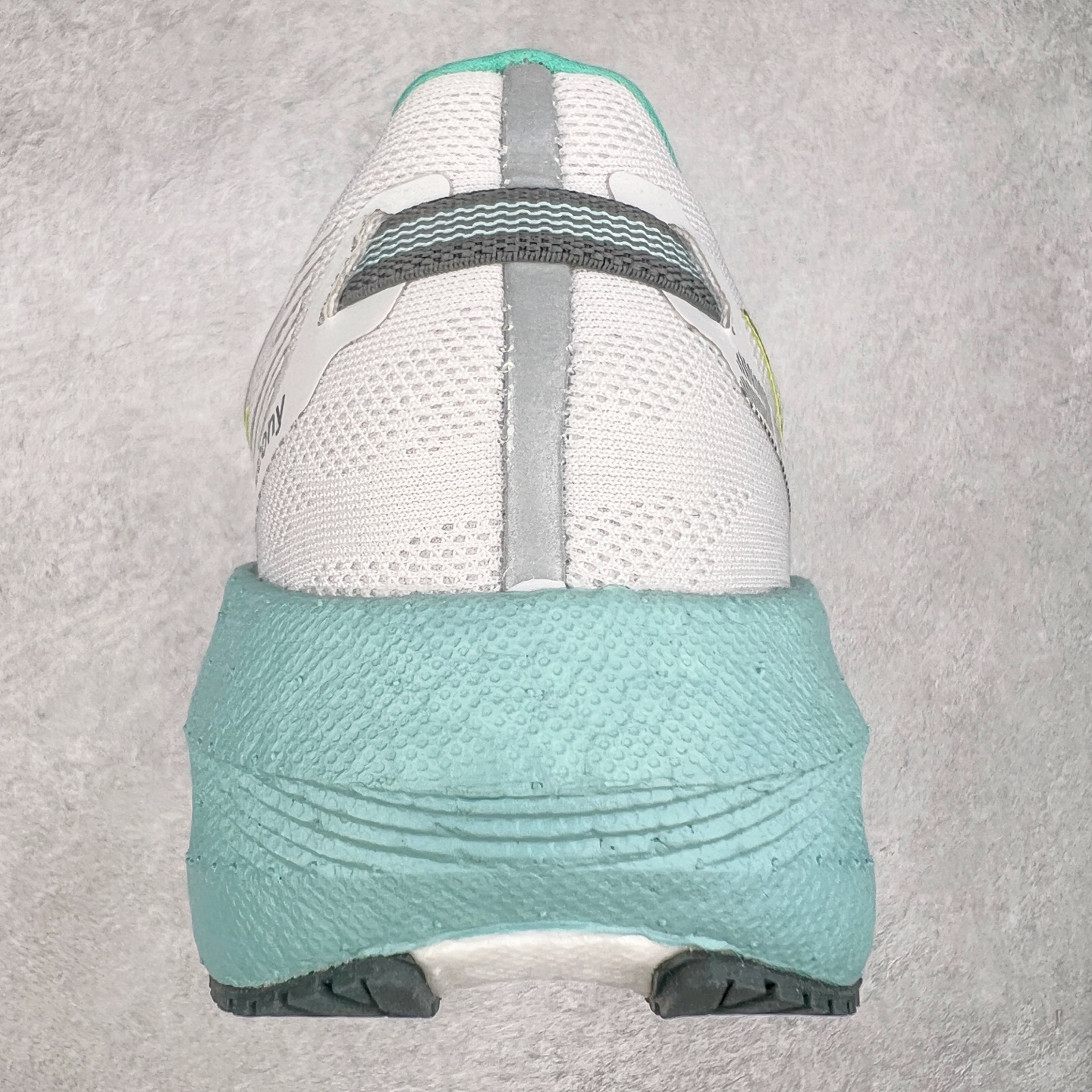 图片[8]-Saucony Triumph 20 索康尼胜利20代旗舰级缓震型跑鞋 性能相比前几代再升级：鞋面采用全新升级的工学网设计 贴合脚部更透气 中底部分使用最新的PWRRUN+材质 搭配PWRRUN+鞋垫使中底的大幅加厚 10mm坡差进一步提供缓震、回弹性能 内底则采用了FORMFIT动态适应系统 动态契合脚型 提升包裹性和舒适性 提供更卓越的动态回馈体验 XT-900橡胶大底 可提供良好的抓地力和较强抗磨性能 尺码：35.5 36 36.5 37.5 38 38.5 39 40 40.5 41 42 42.5 43 44 44.5 45-选品中心