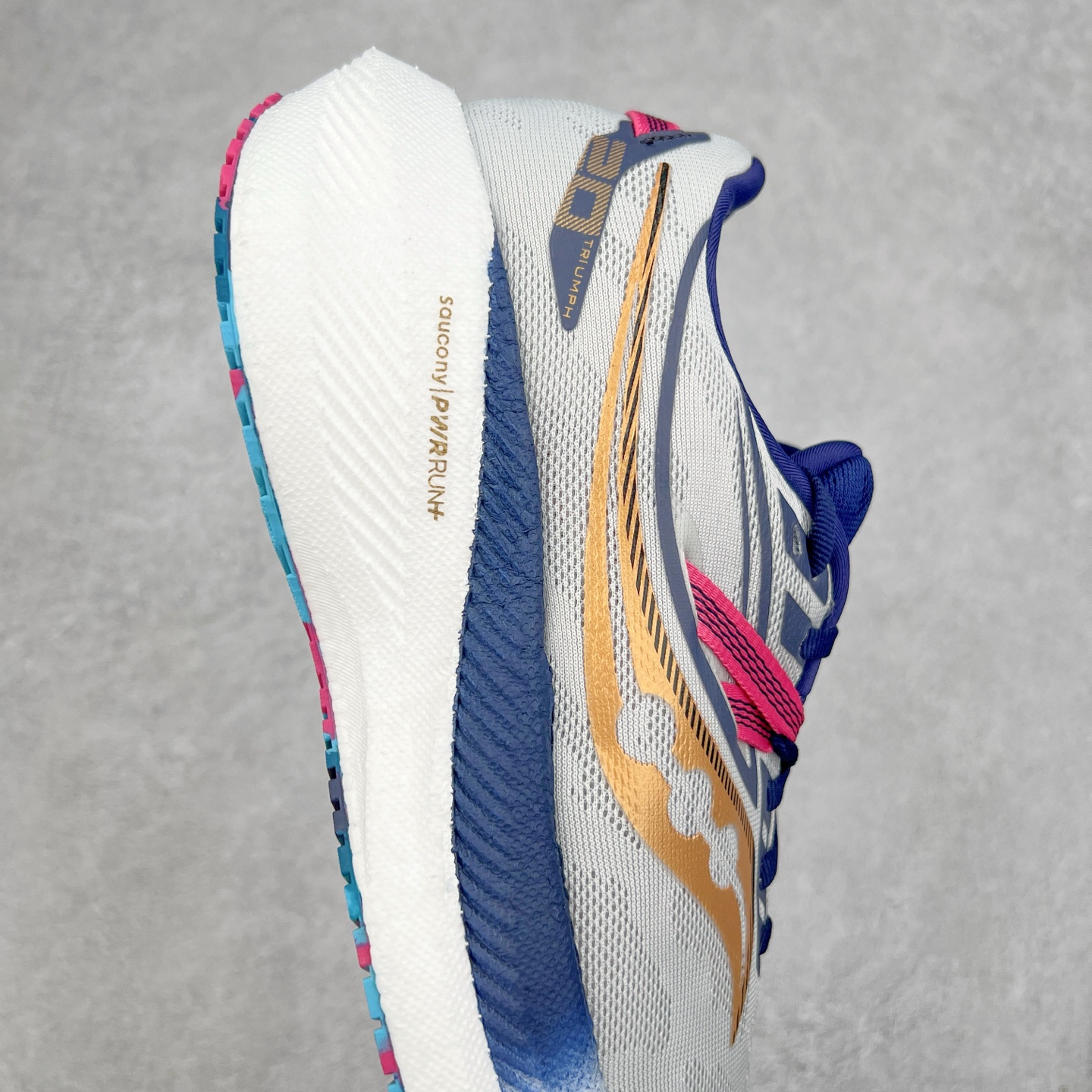 图片[6]-Saucony Triumph 20 索康尼胜利20代旗舰级缓震型跑鞋 性能相比前几代再升级：鞋面采用全新升级的工学网设计 贴合脚部更透气 中底部分使用最新的PWRRUN+材质 搭配PWRRUN+鞋垫使中底的大幅加厚 10mm坡差进一步提供缓震、回弹性能 内底则采用了FORMFIT动态适应系统 动态契合脚型 提升包裹性和舒适性 提供更卓越的动态回馈体验 XT-900橡胶大底 可提供良好的抓地力和较强抗磨性能 尺码：35.5 36 36.5 37.5 38 38.5 39 40 40.5 41 42 42.5 43 44 44.5 45-选品中心