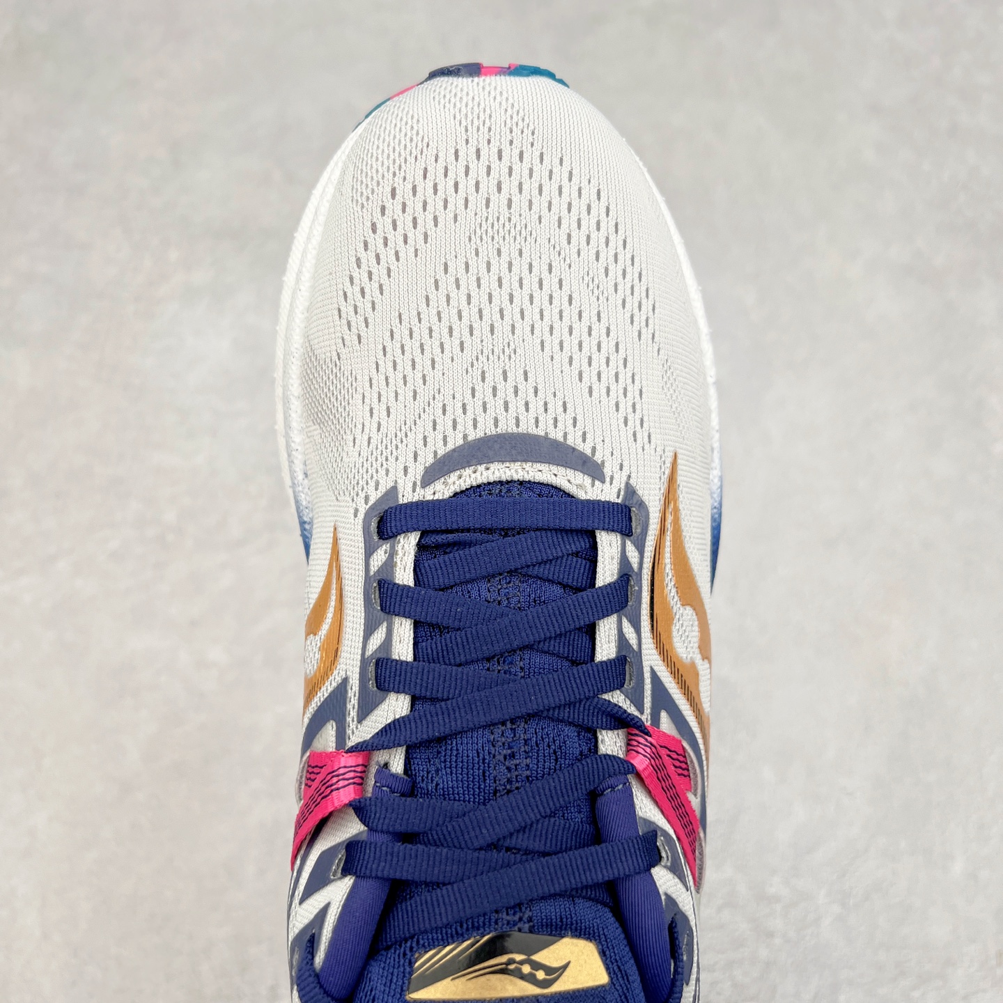 图片[4]-Saucony Triumph 20 索康尼胜利20代旗舰级缓震型跑鞋 性能相比前几代再升级：鞋面采用全新升级的工学网设计 贴合脚部更透气 中底部分使用最新的PWRRUN+材质 搭配PWRRUN+鞋垫使中底的大幅加厚 10mm坡差进一步提供缓震、回弹性能 内底则采用了FORMFIT动态适应系统 动态契合脚型 提升包裹性和舒适性 提供更卓越的动态回馈体验 XT-900橡胶大底 可提供良好的抓地力和较强抗磨性能 尺码：35.5 36 36.5 37.5 38 38.5 39 40 40.5 41 42 42.5 43 44 44.5 45-选品中心