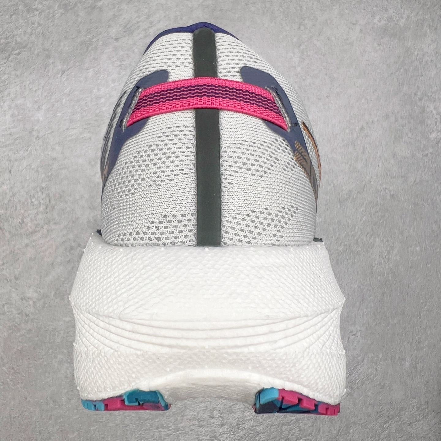 图片[8]-Saucony Triumph 20 索康尼胜利20代旗舰级缓震型跑鞋 性能相比前几代再升级：鞋面采用全新升级的工学网设计 贴合脚部更透气 中底部分使用最新的PWRRUN+材质 搭配PWRRUN+鞋垫使中底的大幅加厚 10mm坡差进一步提供缓震、回弹性能 内底则采用了FORMFIT动态适应系统 动态契合脚型 提升包裹性和舒适性 提供更卓越的动态回馈体验 XT-900橡胶大底 可提供良好的抓地力和较强抗磨性能 尺码：35.5 36 36.5 37.5 38 38.5 39 40 40.5 41 42 42.5 43 44 44.5 45-选品中心