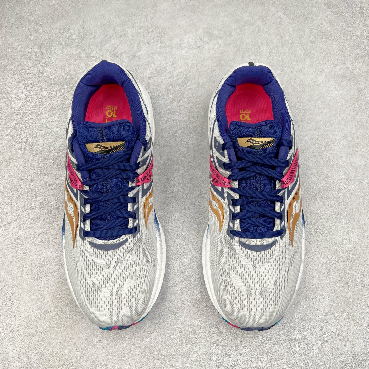 图片[2]-Saucony Triumph 20 索康尼胜利20代旗舰级缓震型跑鞋 性能相比前几代再升级：鞋面采用全新升级的工学网设计 贴合脚部更透气 中底部分使用最新的PWRRUN+材质 搭配PWRRUN+鞋垫使中底的大幅加厚 10mm坡差进一步提供缓震、回弹性能 内底则采用了FORMFIT动态适应系统 动态契合脚型 提升包裹性和舒适性 提供更卓越的动态回馈体验 XT-900橡胶大底 可提供良好的抓地力和较强抗磨性能 尺码：35.5 36 36.5 37.5 38 38.5 39 40 40.5 41 42 42.5 43 44 44.5 45-选品中心