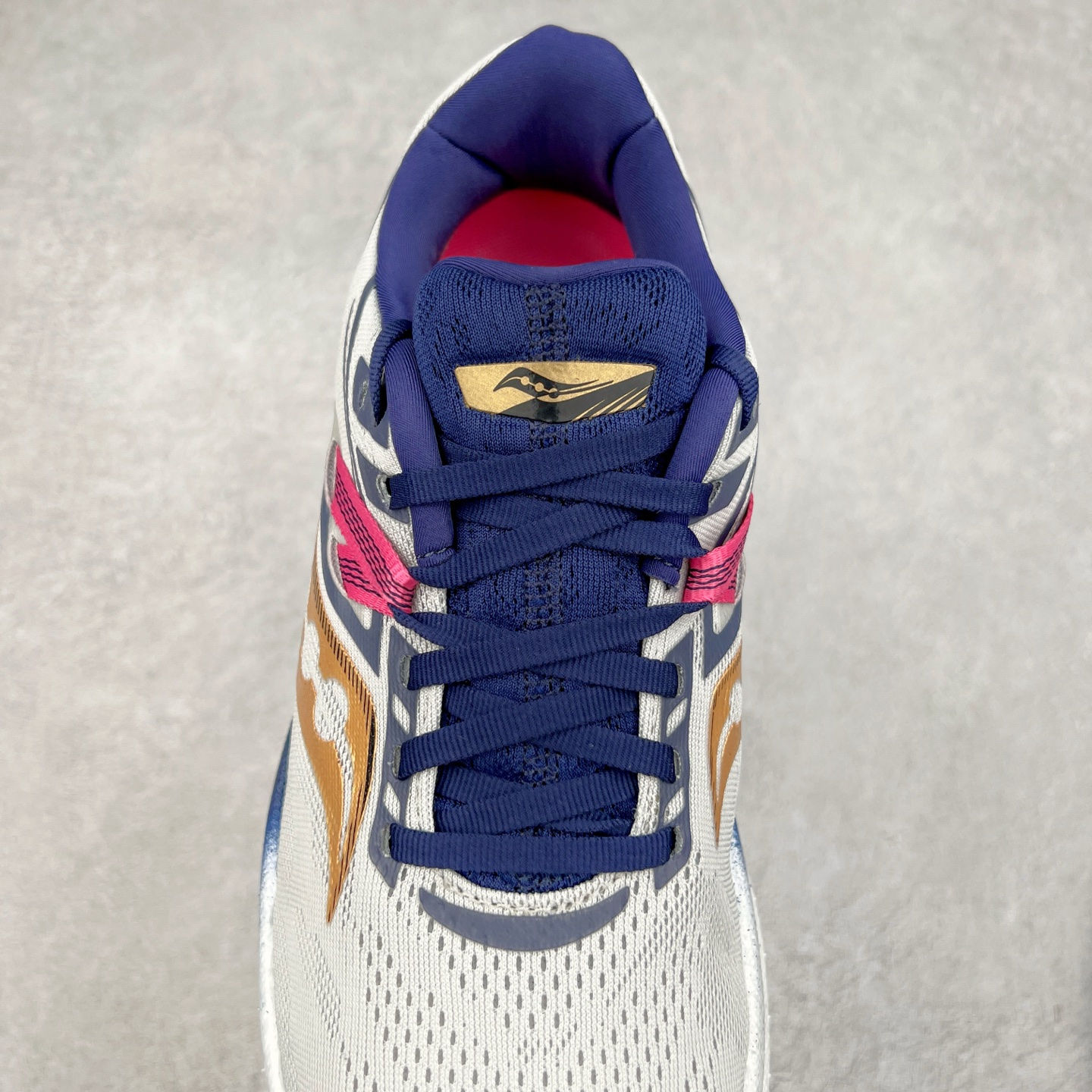 图片[5]-Saucony Triumph 20 索康尼胜利20代旗舰级缓震型跑鞋 性能相比前几代再升级：鞋面采用全新升级的工学网设计 贴合脚部更透气 中底部分使用最新的PWRRUN+材质 搭配PWRRUN+鞋垫使中底的大幅加厚 10mm坡差进一步提供缓震、回弹性能 内底则采用了FORMFIT动态适应系统 动态契合脚型 提升包裹性和舒适性 提供更卓越的动态回馈体验 XT-900橡胶大底 可提供良好的抓地力和较强抗磨性能 尺码：35.5 36 36.5 37.5 38 38.5 39 40 40.5 41 42 42.5 43 44 44.5 45-选品中心