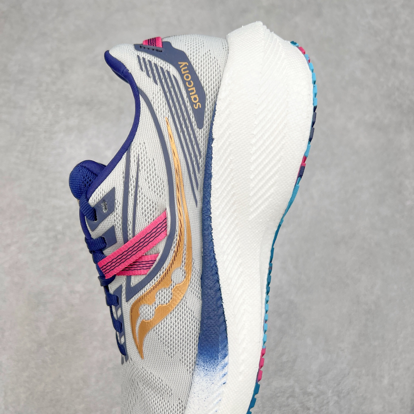 图片[7]-Saucony Triumph 20 索康尼胜利20代旗舰级缓震型跑鞋 性能相比前几代再升级：鞋面采用全新升级的工学网设计 贴合脚部更透气 中底部分使用最新的PWRRUN+材质 搭配PWRRUN+鞋垫使中底的大幅加厚 10mm坡差进一步提供缓震、回弹性能 内底则采用了FORMFIT动态适应系统 动态契合脚型 提升包裹性和舒适性 提供更卓越的动态回馈体验 XT-900橡胶大底 可提供良好的抓地力和较强抗磨性能 尺码：35.5 36 36.5 37.5 38 38.5 39 40 40.5 41 42 42.5 43 44 44.5 45-选品中心