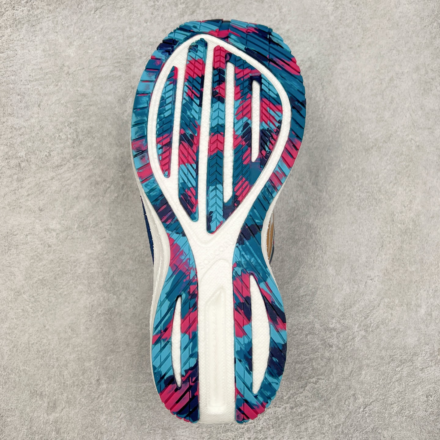 图片[9]-Saucony Triumph 20 索康尼胜利20代旗舰级缓震型跑鞋 性能相比前几代再升级：鞋面采用全新升级的工学网设计 贴合脚部更透气 中底部分使用最新的PWRRUN+材质 搭配PWRRUN+鞋垫使中底的大幅加厚 10mm坡差进一步提供缓震、回弹性能 内底则采用了FORMFIT动态适应系统 动态契合脚型 提升包裹性和舒适性 提供更卓越的动态回馈体验 XT-900橡胶大底 可提供良好的抓地力和较强抗磨性能 尺码：35.5 36 36.5 37.5 38 38.5 39 40 40.5 41 42 42.5 43 44 44.5 45-选品中心