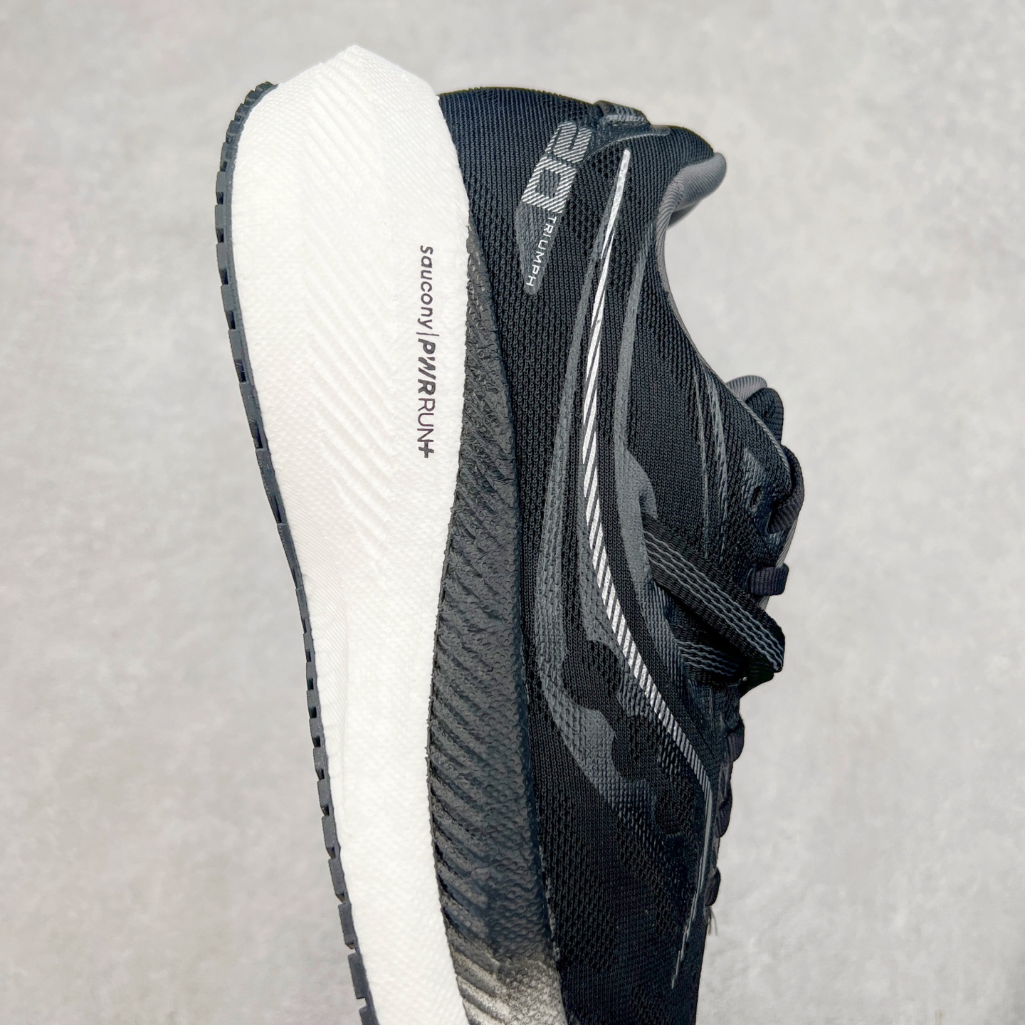 图片[6]-Saucony Triumph 20 索康尼胜利20代旗舰级缓震型跑鞋 性能相比前几代再升级：鞋面采用全新升级的工学网设计 贴合脚部更透气 中底部分使用最新的PWRRUN+材质 搭配PWRRUN+鞋垫使中底的大幅加厚 10mm坡差进一步提供缓震、回弹性能 内底则采用了FORMFIT动态适应系统 动态契合脚型 提升包裹性和舒适性 提供更卓越的动态回馈体验 XT-900橡胶大底 可提供良好的抓地力和较强抗磨性能 尺码：35.5 36 36.5 37.5 38 38.5 39 40 40.5 41 42 42.5 43 44 44.5 45-选品中心