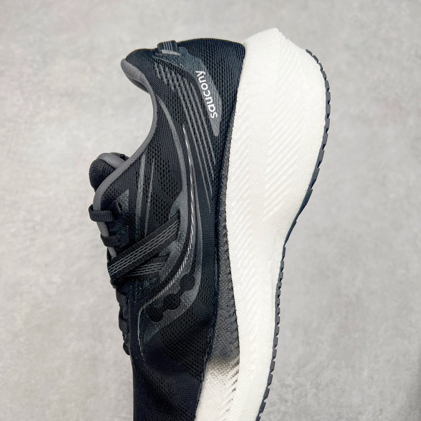 图片[7]-Saucony Triumph 20 索康尼胜利20代旗舰级缓震型跑鞋 性能相比前几代再升级：鞋面采用全新升级的工学网设计 贴合脚部更透气 中底部分使用最新的PWRRUN+材质 搭配PWRRUN+鞋垫使中底的大幅加厚 10mm坡差进一步提供缓震、回弹性能 内底则采用了FORMFIT动态适应系统 动态契合脚型 提升包裹性和舒适性 提供更卓越的动态回馈体验 XT-900橡胶大底 可提供良好的抓地力和较强抗磨性能 尺码：35.5 36 36.5 37.5 38 38.5 39 40 40.5 41 42 42.5 43 44 44.5 45-选品中心