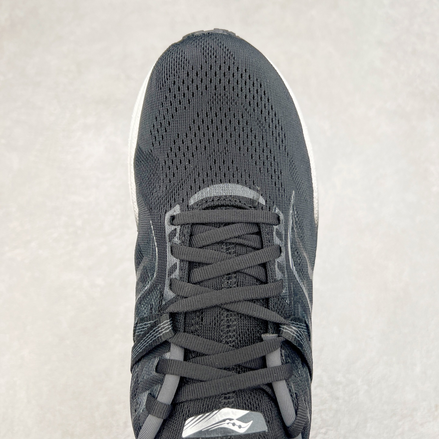 图片[4]-Saucony Triumph 20 索康尼胜利20代旗舰级缓震型跑鞋 性能相比前几代再升级：鞋面采用全新升级的工学网设计 贴合脚部更透气 中底部分使用最新的PWRRUN+材质 搭配PWRRUN+鞋垫使中底的大幅加厚 10mm坡差进一步提供缓震、回弹性能 内底则采用了FORMFIT动态适应系统 动态契合脚型 提升包裹性和舒适性 提供更卓越的动态回馈体验 XT-900橡胶大底 可提供良好的抓地力和较强抗磨性能 尺码：35.5 36 36.5 37.5 38 38.5 39 40 40.5 41 42 42.5 43 44 44.5 45-选品中心