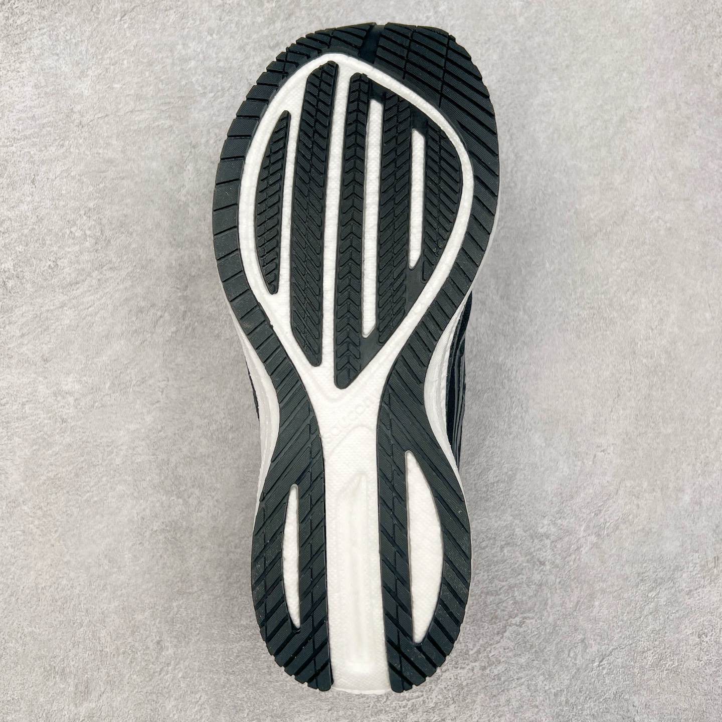 图片[9]-Saucony Triumph 20 索康尼胜利20代旗舰级缓震型跑鞋 性能相比前几代再升级：鞋面采用全新升级的工学网设计 贴合脚部更透气 中底部分使用最新的PWRRUN+材质 搭配PWRRUN+鞋垫使中底的大幅加厚 10mm坡差进一步提供缓震、回弹性能 内底则采用了FORMFIT动态适应系统 动态契合脚型 提升包裹性和舒适性 提供更卓越的动态回馈体验 XT-900橡胶大底 可提供良好的抓地力和较强抗磨性能 尺码：35.5 36 36.5 37.5 38 38.5 39 40 40.5 41 42 42.5 43 44 44.5 45-选品中心