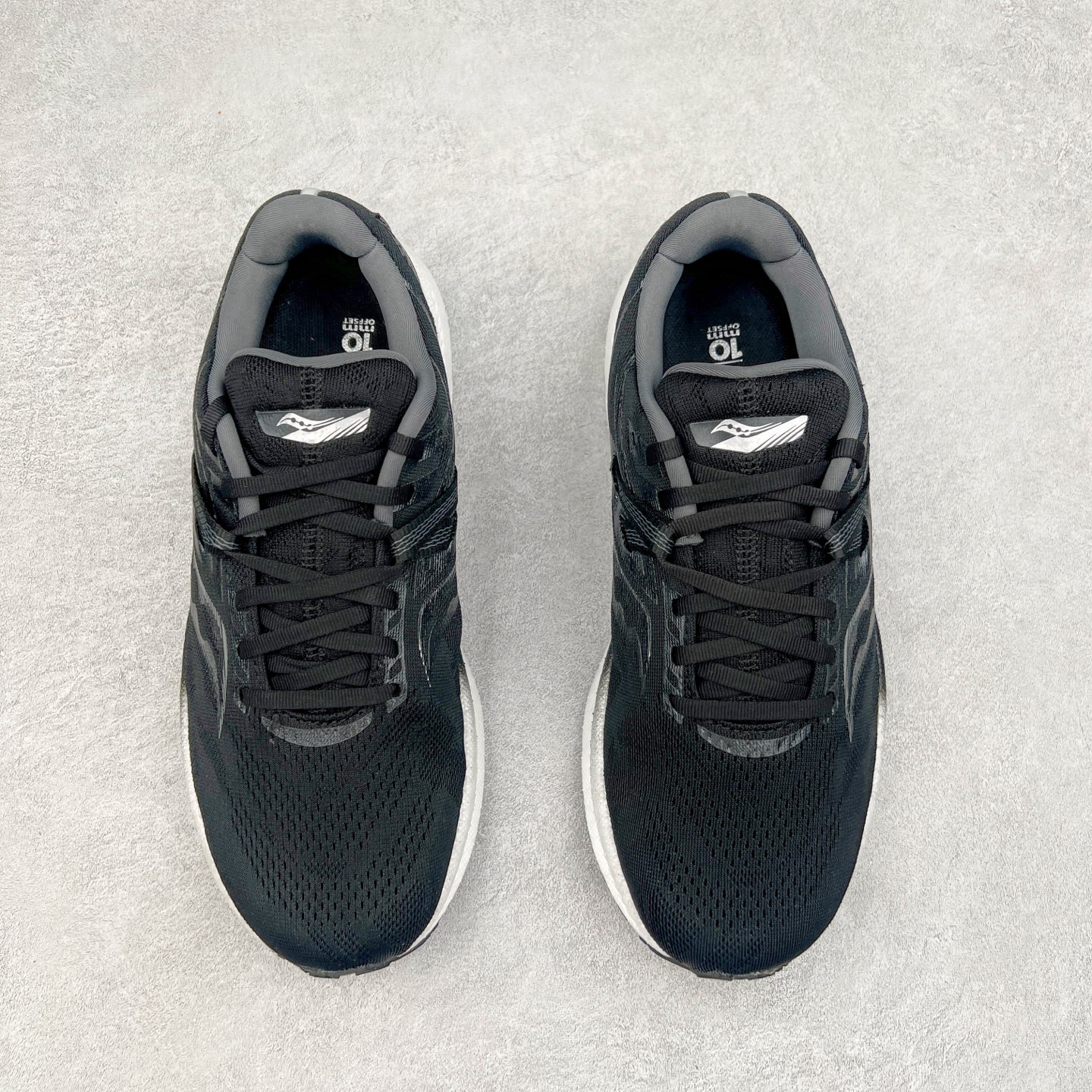 图片[2]-Saucony Triumph 20 索康尼胜利20代旗舰级缓震型跑鞋 性能相比前几代再升级：鞋面采用全新升级的工学网设计 贴合脚部更透气 中底部分使用最新的PWRRUN+材质 搭配PWRRUN+鞋垫使中底的大幅加厚 10mm坡差进一步提供缓震、回弹性能 内底则采用了FORMFIT动态适应系统 动态契合脚型 提升包裹性和舒适性 提供更卓越的动态回馈体验 XT-900橡胶大底 可提供良好的抓地力和较强抗磨性能 尺码：35.5 36 36.5 37.5 38 38.5 39 40 40.5 41 42 42.5 43 44 44.5 45-选品中心