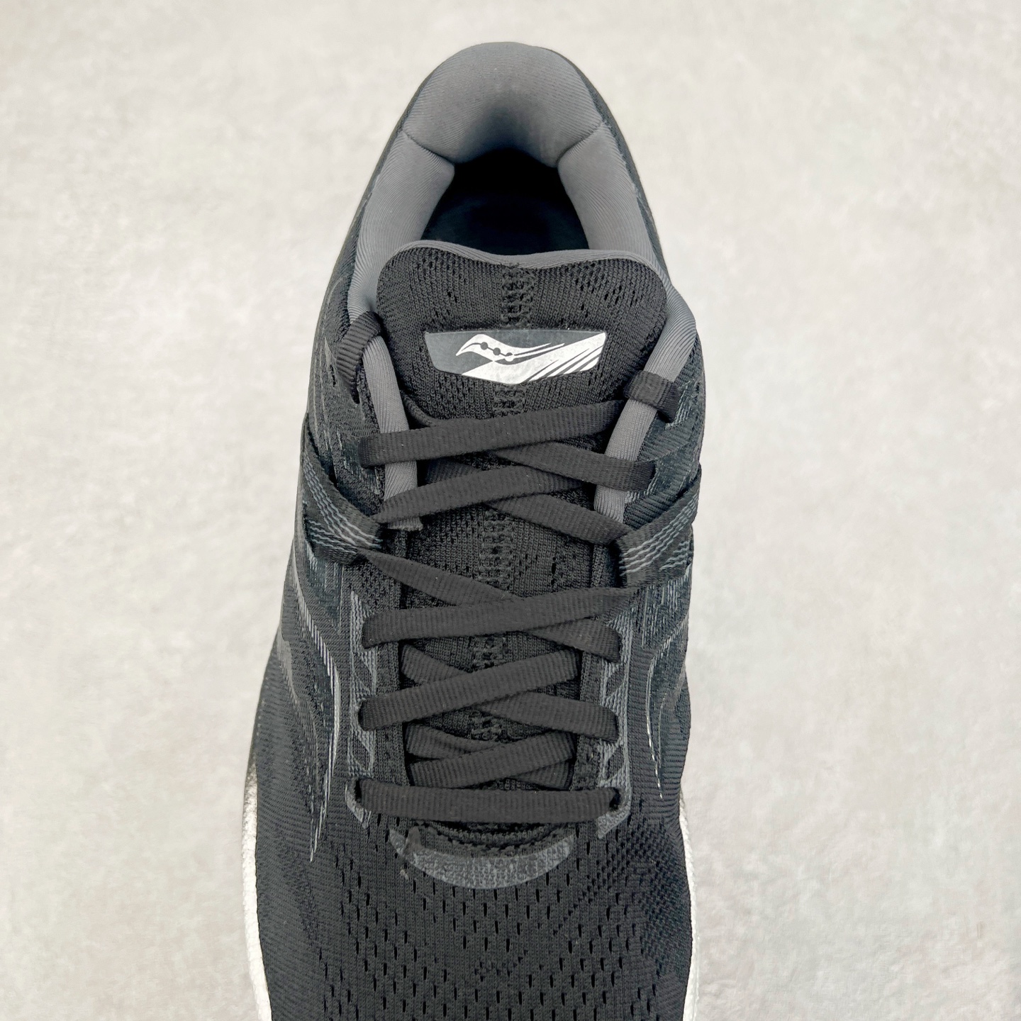 图片[5]-Saucony Triumph 20 索康尼胜利20代旗舰级缓震型跑鞋 性能相比前几代再升级：鞋面采用全新升级的工学网设计 贴合脚部更透气 中底部分使用最新的PWRRUN+材质 搭配PWRRUN+鞋垫使中底的大幅加厚 10mm坡差进一步提供缓震、回弹性能 内底则采用了FORMFIT动态适应系统 动态契合脚型 提升包裹性和舒适性 提供更卓越的动态回馈体验 XT-900橡胶大底 可提供良好的抓地力和较强抗磨性能 尺码：35.5 36 36.5 37.5 38 38.5 39 40 40.5 41 42 42.5 43 44 44.5 45-选品中心