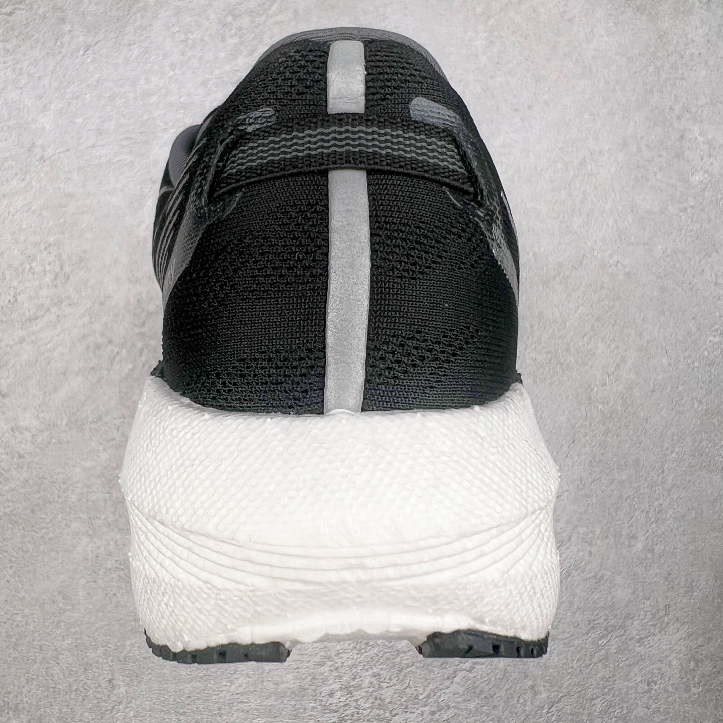 图片[8]-Saucony Triumph 20 索康尼胜利20代旗舰级缓震型跑鞋 性能相比前几代再升级：鞋面采用全新升级的工学网设计 贴合脚部更透气 中底部分使用最新的PWRRUN+材质 搭配PWRRUN+鞋垫使中底的大幅加厚 10mm坡差进一步提供缓震、回弹性能 内底则采用了FORMFIT动态适应系统 动态契合脚型 提升包裹性和舒适性 提供更卓越的动态回馈体验 XT-900橡胶大底 可提供良好的抓地力和较强抗磨性能 尺码：35.5 36 36.5 37.5 38 38.5 39 40 40.5 41 42 42.5 43 44 44.5 45-选品中心