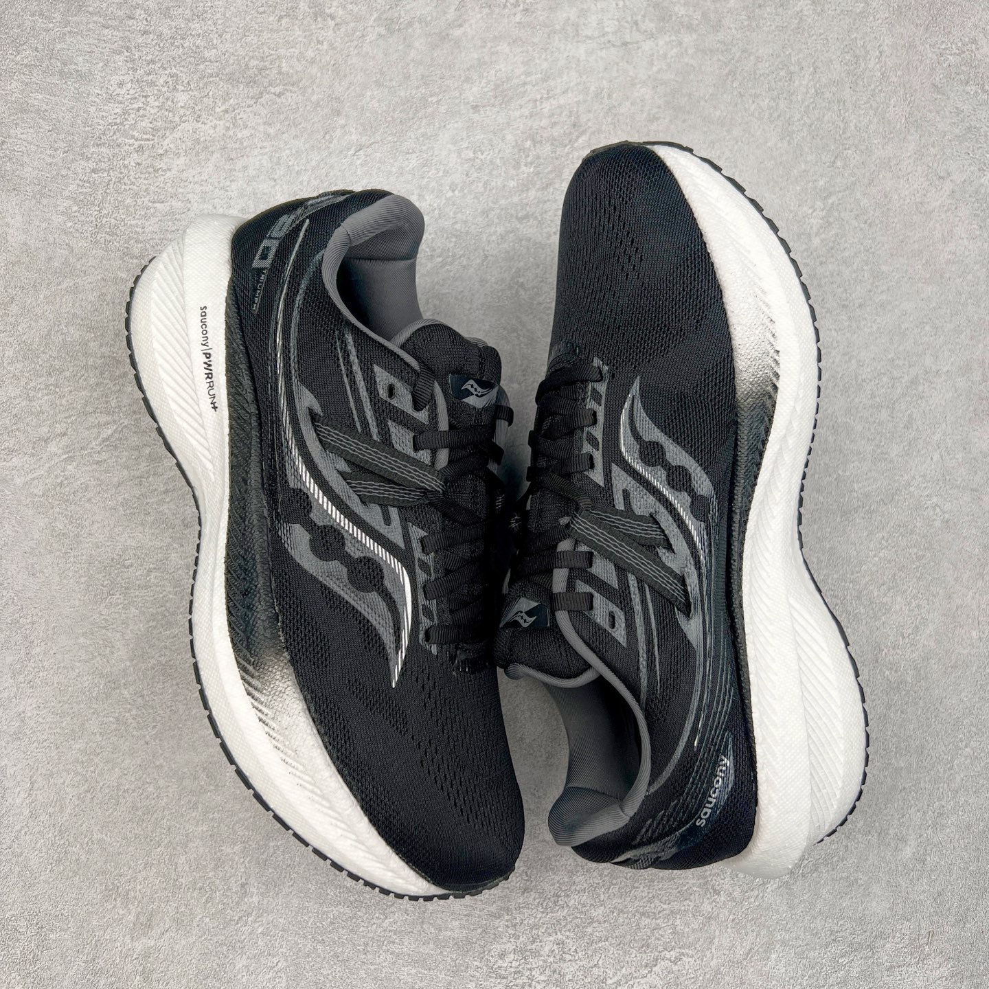 图片[3]-Saucony Triumph 20 索康尼胜利20代旗舰级缓震型跑鞋 性能相比前几代再升级：鞋面采用全新升级的工学网设计 贴合脚部更透气 中底部分使用最新的PWRRUN+材质 搭配PWRRUN+鞋垫使中底的大幅加厚 10mm坡差进一步提供缓震、回弹性能 内底则采用了FORMFIT动态适应系统 动态契合脚型 提升包裹性和舒适性 提供更卓越的动态回馈体验 XT-900橡胶大底 可提供良好的抓地力和较强抗磨性能 尺码：35.5 36 36.5 37.5 38 38.5 39 40 40.5 41 42 42.5 43 44 44.5 45-选品中心