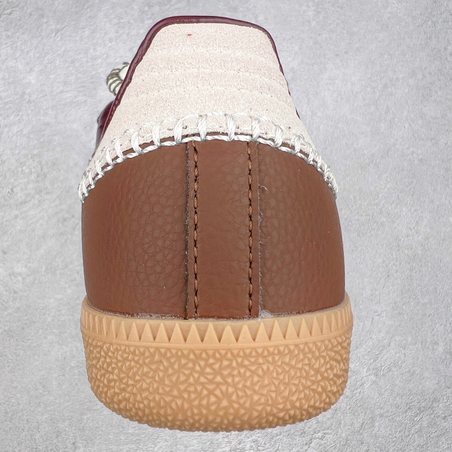 图片[8]-Wales Bonner x AD Originals Samba Classic 桑巴舞系列绅士德训足球风百搭低帮休闲运动板鞋 JQ6620 伦敦时装品牌 Wales Bonner 携手Originals 打造 2022 最新春夏联名系列。本次为双方的第四度合作，灵感汲取了设计师 Grace Wales Bonner 对于 70、80 年代 Burkina Faso 音乐、摄影方面的研究，选择 Country 与 Samba 两双经典鞋款进行打造。随着 SAMBA 热风的不断席卷，不少品牌与 adidas Originals 的例行合作款式也逐渐受人关注。目前已经曝光两款全新合作鞋款的 Wales Bonner 如今再度曝光一款全新配色 SAMBA 联名。此次合作款式主打亮银反光配色，丝线编织三道杠以及加长鞋舌设计，想必穿着起来回头率也是不低 尺码：36 36.5 37.5 38 38.5 39 40 40.5 41 42 42.5 43 44 44.5 45-选品中心