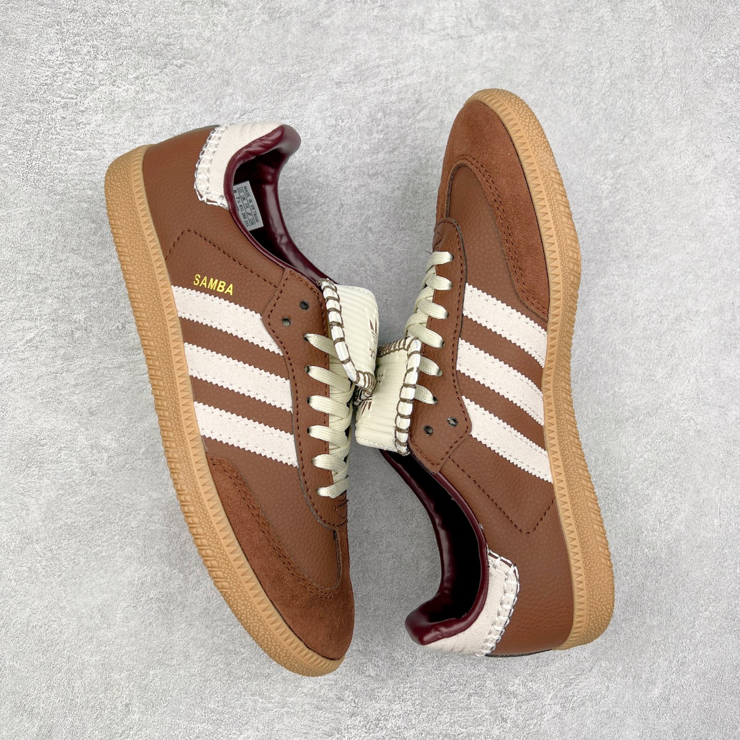 图片[3]-Wales Bonner x AD Originals Samba Classic 桑巴舞系列绅士德训足球风百搭低帮休闲运动板鞋 JQ6620 伦敦时装品牌 Wales Bonner 携手Originals 打造 2022 最新春夏联名系列。本次为双方的第四度合作，灵感汲取了设计师 Grace Wales Bonner 对于 70、80 年代 Burkina Faso 音乐、摄影方面的研究，选择 Country 与 Samba 两双经典鞋款进行打造。随着 SAMBA 热风的不断席卷，不少品牌与 adidas Originals 的例行合作款式也逐渐受人关注。目前已经曝光两款全新合作鞋款的 Wales Bonner 如今再度曝光一款全新配色 SAMBA 联名。此次合作款式主打亮银反光配色，丝线编织三道杠以及加长鞋舌设计，想必穿着起来回头率也是不低 尺码：36 36.5 37.5 38 38.5 39 40 40.5 41 42 42.5 43 44 44.5 45-选品中心