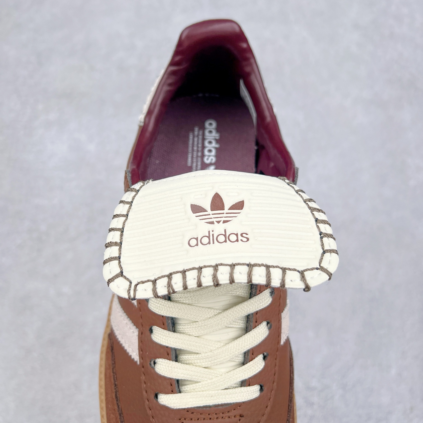 图片[5]-Wales Bonner x AD Originals Samba Classic 桑巴舞系列绅士德训足球风百搭低帮休闲运动板鞋 JQ6620 伦敦时装品牌 Wales Bonner 携手Originals 打造 2022 最新春夏联名系列。本次为双方的第四度合作，灵感汲取了设计师 Grace Wales Bonner 对于 70、80 年代 Burkina Faso 音乐、摄影方面的研究，选择 Country 与 Samba 两双经典鞋款进行打造。随着 SAMBA 热风的不断席卷，不少品牌与 adidas Originals 的例行合作款式也逐渐受人关注。目前已经曝光两款全新合作鞋款的 Wales Bonner 如今再度曝光一款全新配色 SAMBA 联名。此次合作款式主打亮银反光配色，丝线编织三道杠以及加长鞋舌设计，想必穿着起来回头率也是不低 尺码：36 36.5 37.5 38 38.5 39 40 40.5 41 42 42.5 43 44 44.5 45-选品中心