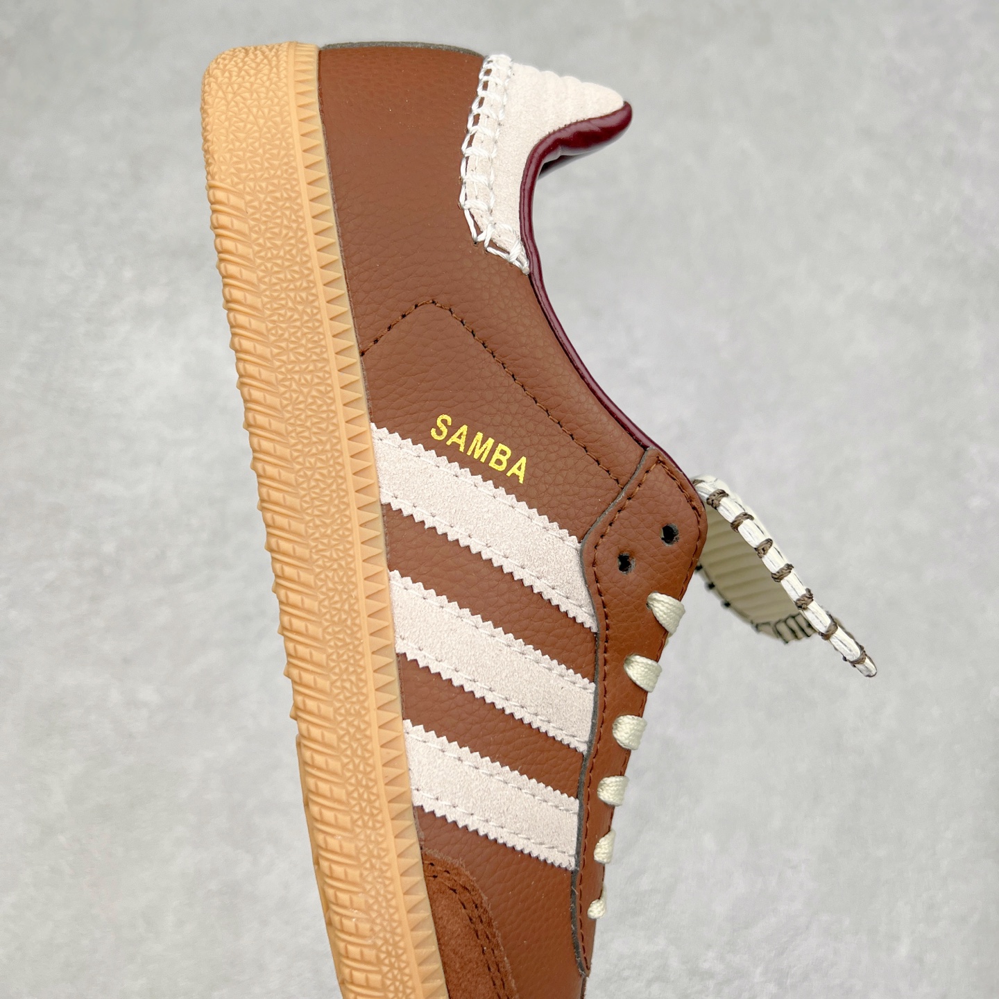 图片[6]-Wales Bonner x AD Originals Samba Classic 桑巴舞系列绅士德训足球风百搭低帮休闲运动板鞋 JQ6620 伦敦时装品牌 Wales Bonner 携手Originals 打造 2022 最新春夏联名系列。本次为双方的第四度合作，灵感汲取了设计师 Grace Wales Bonner 对于 70、80 年代 Burkina Faso 音乐、摄影方面的研究，选择 Country 与 Samba 两双经典鞋款进行打造。随着 SAMBA 热风的不断席卷，不少品牌与 adidas Originals 的例行合作款式也逐渐受人关注。目前已经曝光两款全新合作鞋款的 Wales Bonner 如今再度曝光一款全新配色 SAMBA 联名。此次合作款式主打亮银反光配色，丝线编织三道杠以及加长鞋舌设计，想必穿着起来回头率也是不低 尺码：36 36.5 37.5 38 38.5 39 40 40.5 41 42 42.5 43 44 44.5 45-选品中心