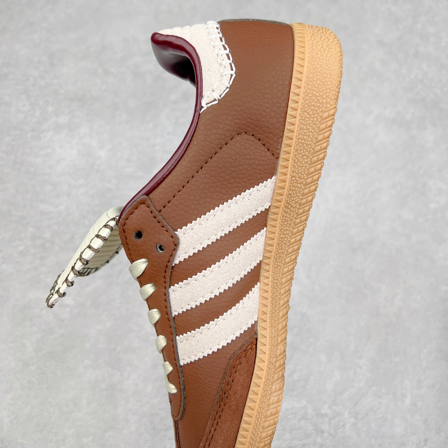 图片[7]-Wales Bonner x AD Originals Samba Classic 桑巴舞系列绅士德训足球风百搭低帮休闲运动板鞋 JQ6620 伦敦时装品牌 Wales Bonner 携手Originals 打造 2022 最新春夏联名系列。本次为双方的第四度合作，灵感汲取了设计师 Grace Wales Bonner 对于 70、80 年代 Burkina Faso 音乐、摄影方面的研究，选择 Country 与 Samba 两双经典鞋款进行打造。随着 SAMBA 热风的不断席卷，不少品牌与 adidas Originals 的例行合作款式也逐渐受人关注。目前已经曝光两款全新合作鞋款的 Wales Bonner 如今再度曝光一款全新配色 SAMBA 联名。此次合作款式主打亮银反光配色，丝线编织三道杠以及加长鞋舌设计，想必穿着起来回头率也是不低 尺码：36 36.5 37.5 38 38.5 39 40 40.5 41 42 42.5 43 44 44.5 45-选品中心