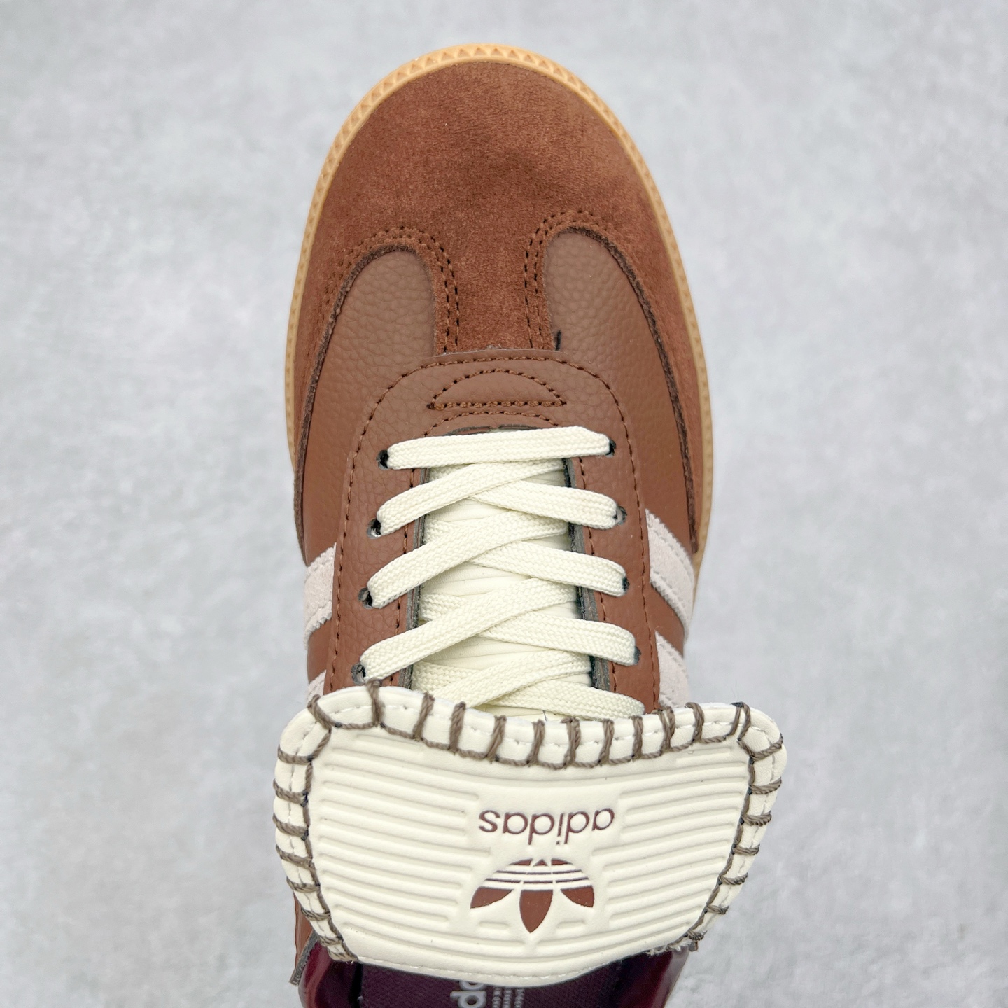 图片[4]-Wales Bonner x AD Originals Samba Classic 桑巴舞系列绅士德训足球风百搭低帮休闲运动板鞋 JQ6620 伦敦时装品牌 Wales Bonner 携手Originals 打造 2022 最新春夏联名系列。本次为双方的第四度合作，灵感汲取了设计师 Grace Wales Bonner 对于 70、80 年代 Burkina Faso 音乐、摄影方面的研究，选择 Country 与 Samba 两双经典鞋款进行打造。随着 SAMBA 热风的不断席卷，不少品牌与 adidas Originals 的例行合作款式也逐渐受人关注。目前已经曝光两款全新合作鞋款的 Wales Bonner 如今再度曝光一款全新配色 SAMBA 联名。此次合作款式主打亮银反光配色，丝线编织三道杠以及加长鞋舌设计，想必穿着起来回头率也是不低 尺码：36 36.5 37.5 38 38.5 39 40 40.5 41 42 42.5 43 44 44.5 45-选品中心