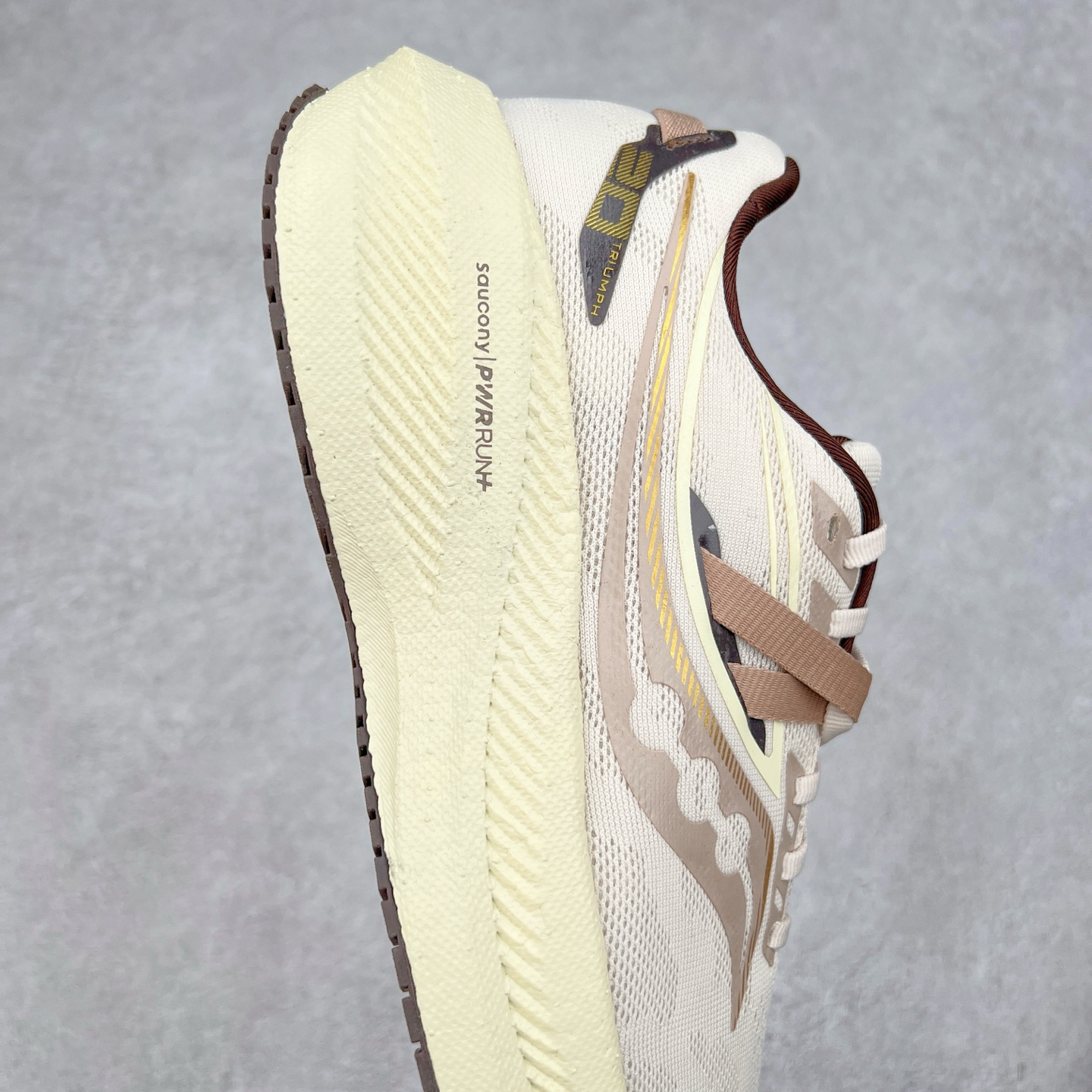 图片[6]-Saucony Triumph 20 索康尼胜利20代旗舰级缓震型跑鞋 性能相比前几代再升级：鞋面采用全新升级的工学网设计 贴合脚部更透气 中底部分使用最新的PWRRUN+材质 搭配PWRRUN+鞋垫使中底的大幅加厚 10mm坡差进一步提供缓震、回弹性能 内底则采用了FORMFIT动态适应系统 动态契合脚型 提升包裹性和舒适性 提供更卓越的动态回馈体验 XT-900橡胶大底 可提供良好的抓地力和较强抗磨性能 尺码：35.5 36 36.5 37.5 38 38.5 39 40 40.5 41 42 42.5 43 44 44.5 45-选品中心