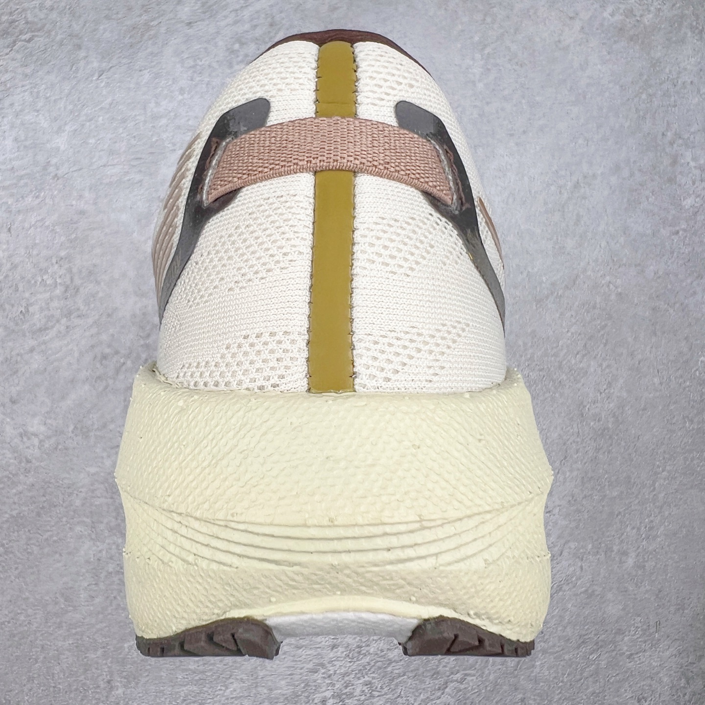 图片[8]-Saucony Triumph 20 索康尼胜利20代旗舰级缓震型跑鞋 性能相比前几代再升级：鞋面采用全新升级的工学网设计 贴合脚部更透气 中底部分使用最新的PWRRUN+材质 搭配PWRRUN+鞋垫使中底的大幅加厚 10mm坡差进一步提供缓震、回弹性能 内底则采用了FORMFIT动态适应系统 动态契合脚型 提升包裹性和舒适性 提供更卓越的动态回馈体验 XT-900橡胶大底 可提供良好的抓地力和较强抗磨性能 尺码：35.5 36 36.5 37.5 38 38.5 39 40 40.5 41 42 42.5 43 44 44.5 45-选品中心