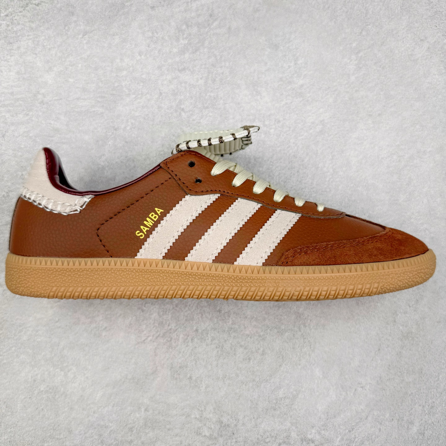 Wales Bonner x AD Originals Samba Classic 桑巴舞系列绅士德训足球风百搭低帮休闲运动板鞋 JQ6620 伦敦时装品牌 Wales Bonner 携手Originals 打造 2022 最新春夏联名系列。本次为双方的第四度合作，灵感汲取了设计师 Grace Wales Bonner 对于 70、80 年代 Burkina Faso 音乐、摄影方面的研究，选择 Country 与 Samba 两双经典鞋款进行打造。随着 SAMBA 热风的不断席卷，不少品牌与 adidas Originals 的例行合作款式也逐渐受人关注。目前已经曝光两款全新合作鞋款的 Wales Bonner 如今再度曝光一款全新配色 SAMBA 联名。此次合作款式主打亮银反光配色，丝线编织三道杠以及加长鞋舌设计，想必穿着起来回头率也是不低 尺码：36 36.5 37.5 38 38.5 39 40 40.5 41 42 42.5 43 44 44.5 45-选品中心