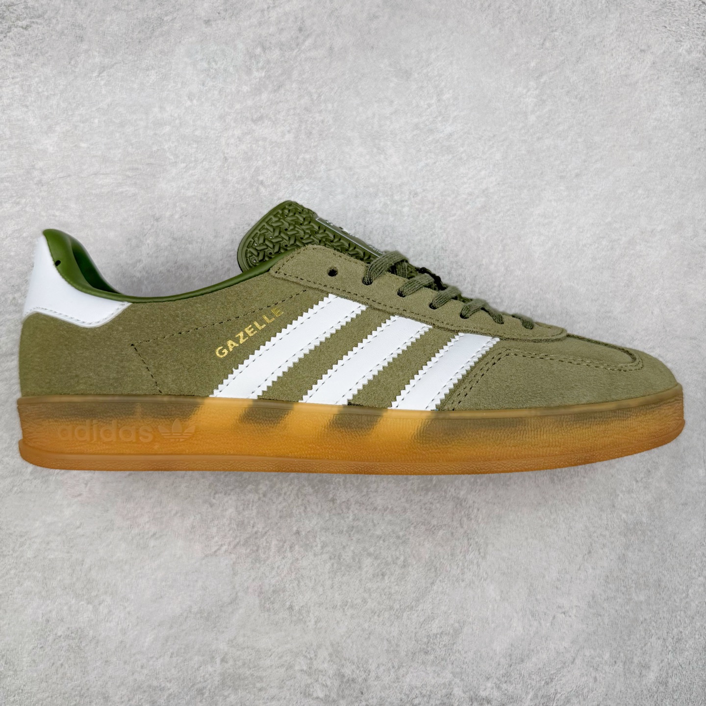 AD Gazelle Indoor Trainers 羚羊内训系列低帮复古百搭休闲运动德训风板鞋 JQ0174 90年代经典的复刻版！自60年代以足球训练鞋面世以来,Gazelle就以其经典设计席卷全球。1991年版本的复刻,再造经典Gazelle。采用皮革打造,搭配浊色细节,让这款经典更加简约。尺码：36 36⅔ 37⅓ 38 38⅔ 39⅓ 40 40⅔ 41⅓ 42 42⅔ 43⅓ 44⅓ 44⅔ 45-选品中心