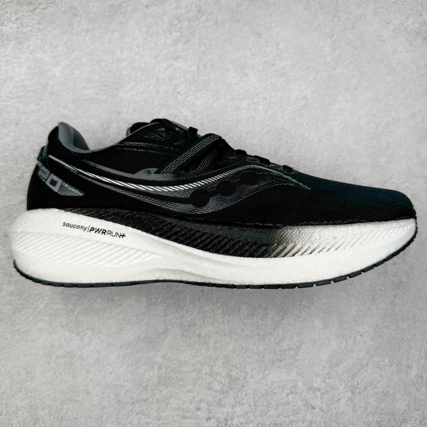 Saucony Triumph 20 索康尼胜利20代旗舰级缓震型跑鞋 性能相比前几代再升级：鞋面采用全新升级的工学网设计 贴合脚部更透气 中底部分使用最新的PWRRUN+材质 搭配PWRRUN+鞋垫使中底的大幅加厚 10mm坡差进一步提供缓震、回弹性能 内底则采用了FORMFIT动态适应系统 动态契合脚型 提升包裹性和舒适性 提供更卓越的动态回馈体验 XT-900橡胶大底 可提供良好的抓地力和较强抗磨性能 尺码：35.5 36 36.5 37.5 38 38.5 39 40 40.5 41 42 42.5 43 44 44.5 45-选品中心