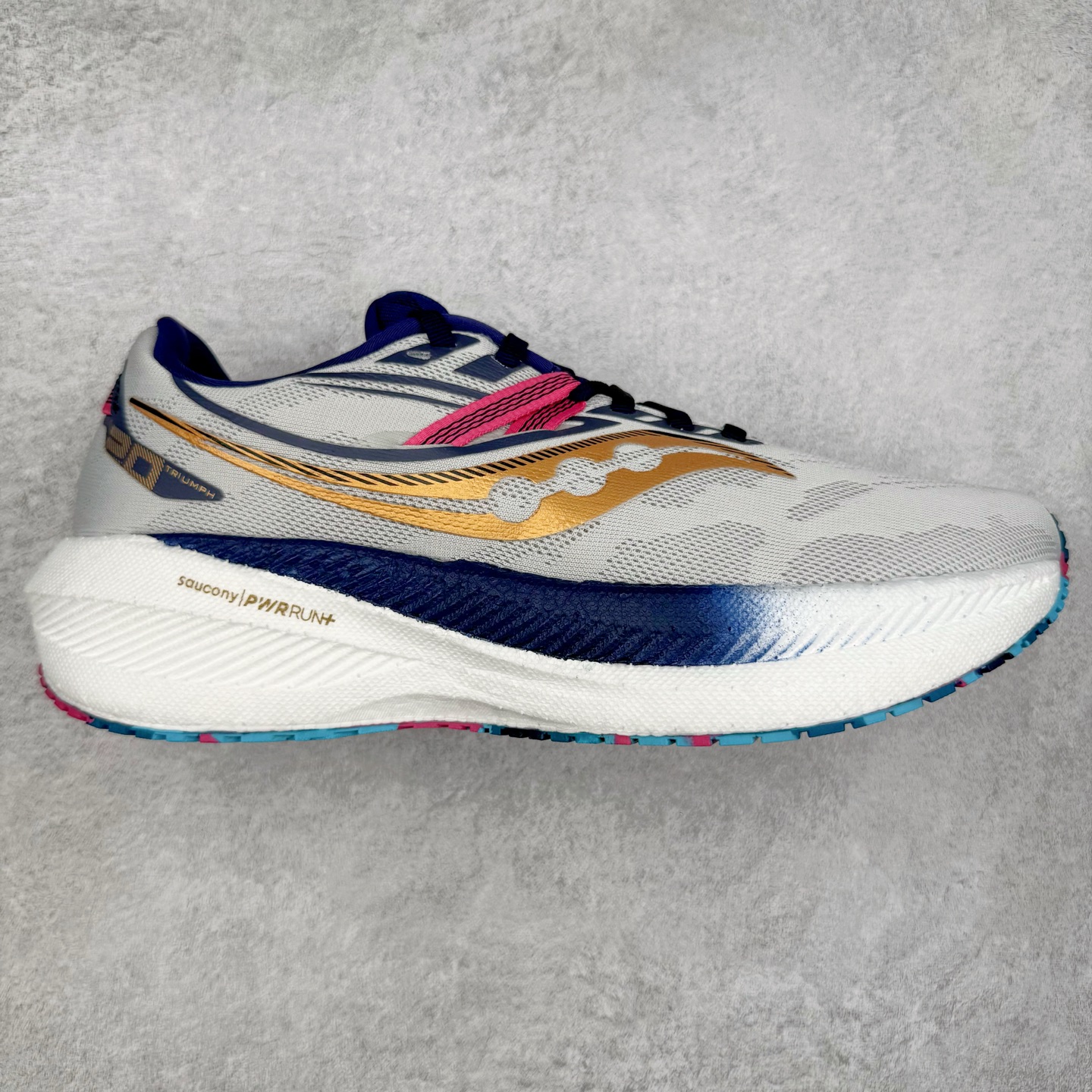 Saucony Triumph 20 索康尼胜利20代旗舰级缓震型跑鞋 性能相比前几代再升级：鞋面采用全新升级的工学网设计 贴合脚部更透气 中底部分使用最新的PWRRUN+材质 搭配PWRRUN+鞋垫使中底的大幅加厚 10mm坡差进一步提供缓震、回弹性能 内底则采用了FORMFIT动态适应系统 动态契合脚型 提升包裹性和舒适性 提供更卓越的动态回馈体验 XT-900橡胶大底 可提供良好的抓地力和较强抗磨性能 尺码：35.5 36 36.5 37.5 38 38.5 39 40 40.5 41 42 42.5 43 44 44.5 45-选品中心