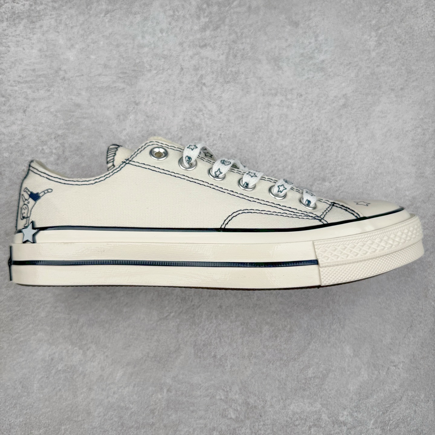 王源同款 CONVERSE x Noritake联名系列 将简约与潮流完美融合,经典的1970s鞋型,米白色鞋面搭配精致的线条勾勒,鞋身俏皮的小人头与星星图案,是独特的标识。双鞋带设计,为搭配提供更多可能,搭配同系列小人头图案中筒袜,整体造型时尚又自在,无论是日常出街还是潮流聚会,都能让你轻松成为焦点,开启专属的时尚模式。 尺码:36-44(36.5 37.5 39.5 41.5 42.5)-选品中心