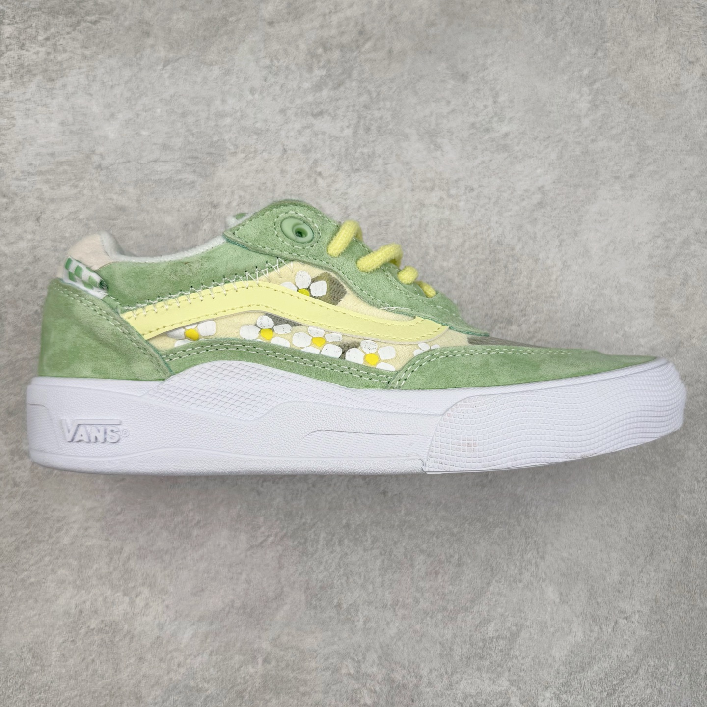 Vans Wayvee 耐磨低帮板鞋 韩国代购范斯专业缓震低帮滑板 Vans Wayvee是Vans Park Series世界冠军Brighton Zeuner的个人签名鞋Brighton的灵感与创造力让这双Vans Wayvee焕然新生 充满着活力与希望的配色搭配小花点缀 货号：VN0A5JIA9DF 尺码： 36 36.5 37 38 38.5 39 40 40.5 41 42 42.5 43 44-选品中心