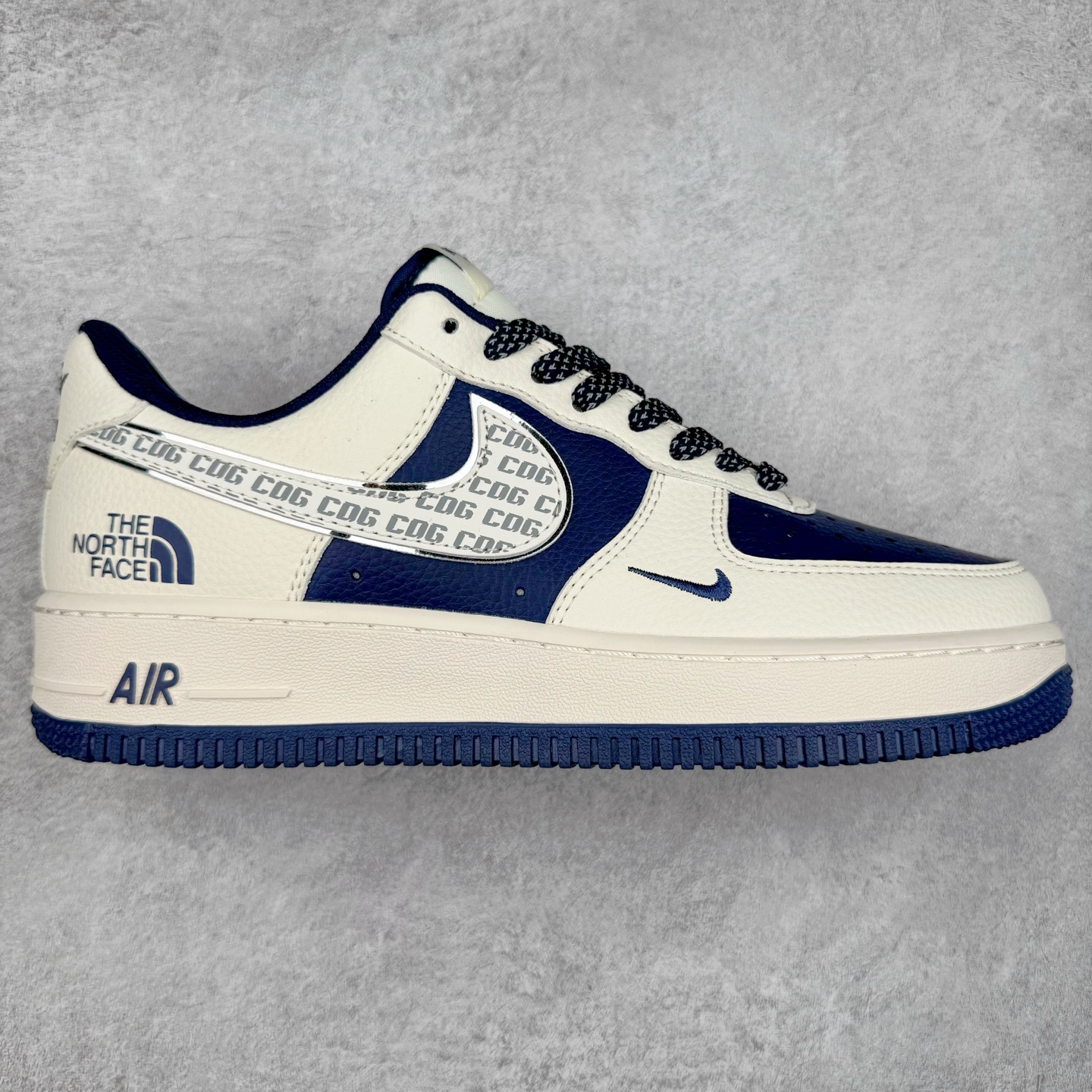 NK Air Force 1´07 Low 空军一号低帮百搭休闲运动板鞋 HH7518-075 柔软、弹性十足的缓震性能和出色的中底设计 横跨复古与现代的外型结合 造就出风靡全球 三十多年的Force 1 直到今天还深受青睐 实拍调校N版已经零色差零失真 百分百还原实物色彩所见即所得 不存在货不对板色差等低级问题 选购参考实物拍摄 不混卖不参货 只用心做好货严格选品 承诺混一赔十 尺码：36 36.5 37.5 38 38.5 39 40 40.5 41 42 42.5 43 44 44.5 45-选品中心