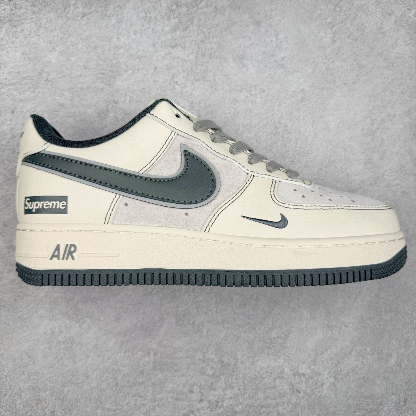 NK Air Force 1´07 Low 空军一号低帮百搭休闲运动板鞋 XZ6188-367 柔软、弹性十足的缓震性能和出色的中底设计 横跨复古与现代的外型结合 造就出风靡全球 三十多年的Force 1 直到今天还深受青睐 实拍调校N版已经零色差零失真 百分百还原实物色彩所见即所得 不存在货不对板色差等低级问题 选购参考实物拍摄 不混卖不参货 只用心做好货严格选品 承诺混一赔十 尺码：36 36.5 37.5 38 38.5 39 40 40.5 41 42 42.5 43 44 44.5 45-选品中心