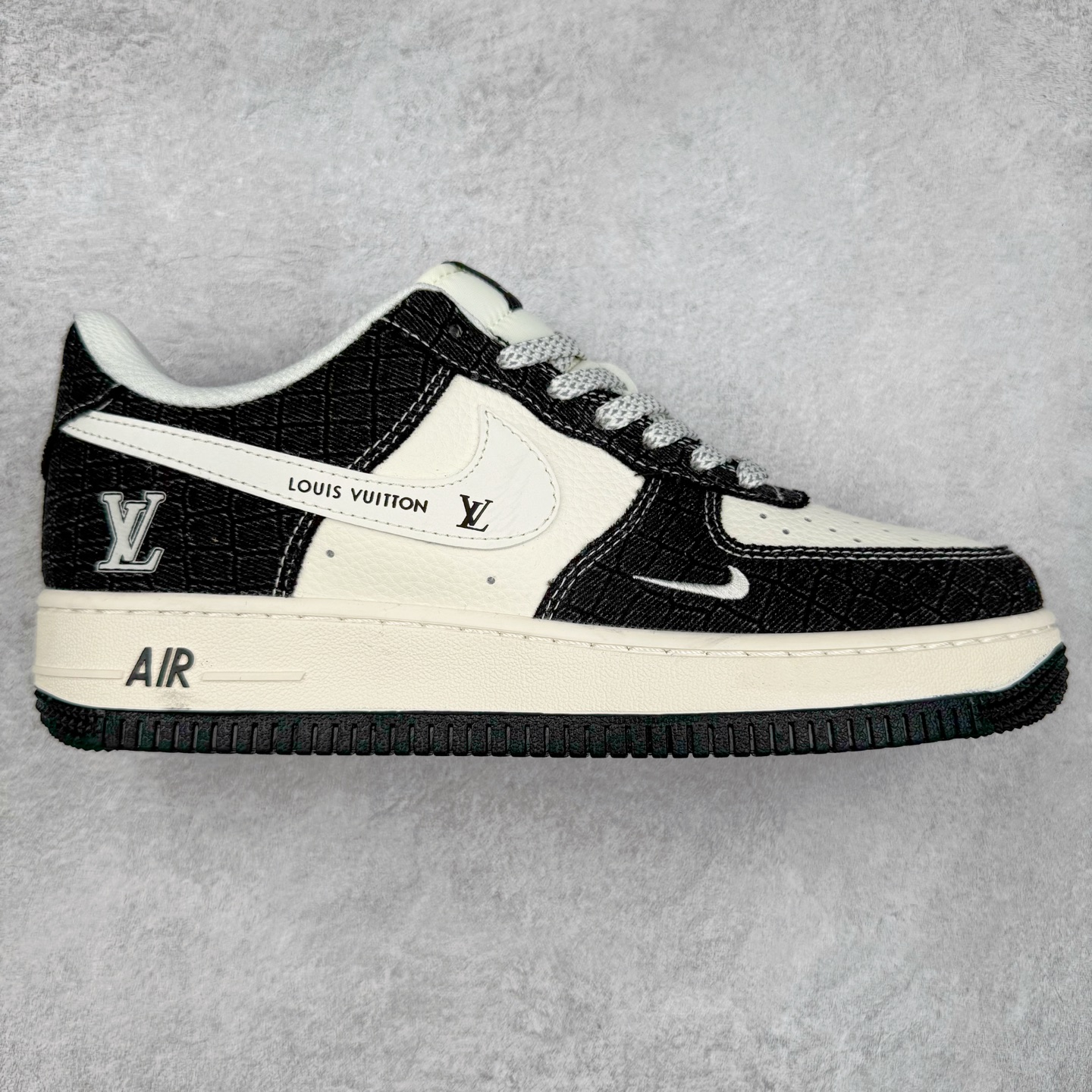 NK Air Force 1´07 Low 空军一号低帮百搭休闲运动板鞋 XS1958-550 柔软、弹性十足的缓震性能和出色的中底设计 横跨复古与现代的外型结合 造就出风靡全球 三十多年的Force 1 直到今天还深受青睐 实拍调校N版已经零色差零失真 百分百还原实物色彩所见即所得 不存在货不对板色差等低级问题 选购参考实物拍摄 不混卖不参货 只用心做好货严格选品 承诺混一赔十 尺码：36 36.5 37.5 38 38.5 39 40 40.5 41 42 42.5 43 44 44.5 45-选品中心